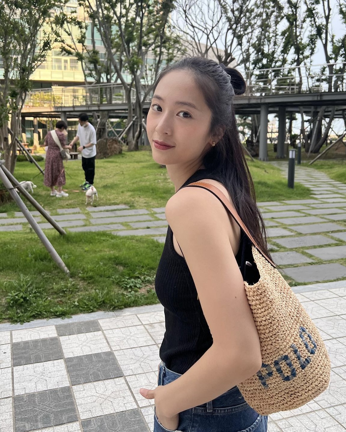 이래서 랄프 로렌 가방 드는구나✨ 실용성과 고급스러움을 갖춘 랄프 로렌 잇템, 여기 모았습니다🤎  크리스탈이 사랑하는 브랜드, 랄프 로렌 가방 2가지를 소개합니다.  1. 라피아 미니 버킷백, 20만 원대 라피아 백은 천연 라피아를 직조하고, 부드러운 가죽으로 디테일과 탈부착 가능한 내부 파우치를 더한 미니 버킷백입니다. 내추럴 컬러로 어떤 여름 룩에도 잘 어울리며, 특히 민소매와 데님팬츠에 매치하면 시원한 여름 분위기를 극대화합니다.    2. 카프스킨 크로스바디, 405만 원대 이 크로스백은 2개의 내부 수납공간과 폴리싱 처리된 스트랩 고정 장식이 돋보이는 가방입니다. 캐주얼한 티셔츠와 와이드팬츠에 브라운 컬러 가방을 매치해 클래식한 감성을 더했습니다. 이미지