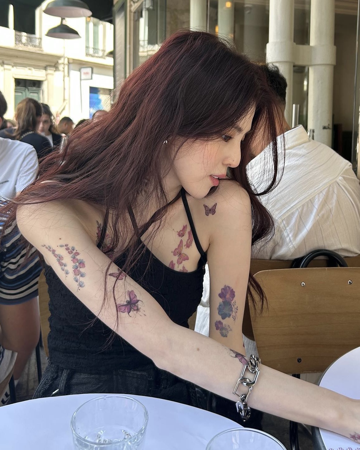 핫써머 무드 살려줄 홀터넥❤️‍🔥
셀럽들의 착용 컷 참고해서 감각적인 바캉스룩 완성해보세요👀 이미지6