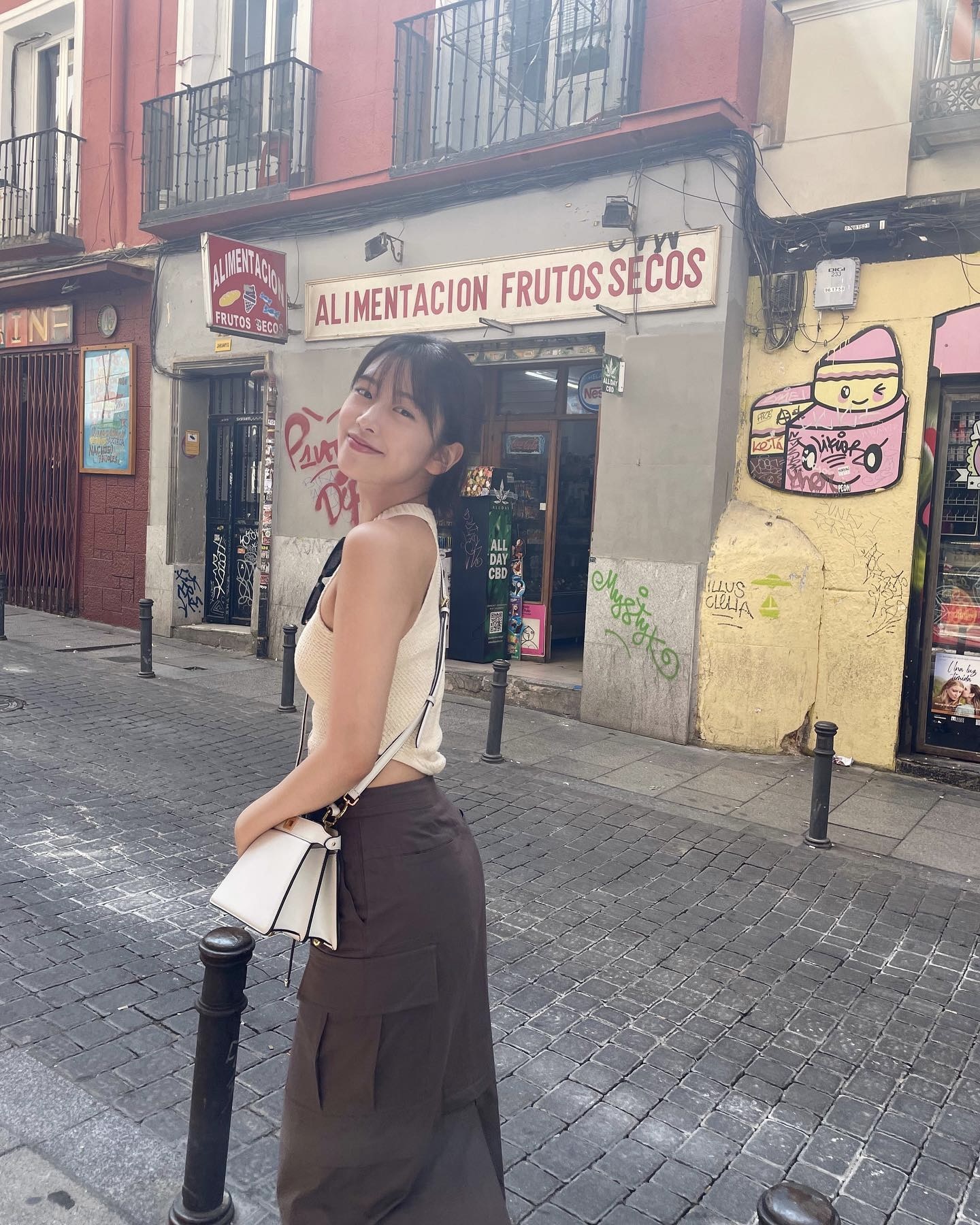 핫써머 무드 살려줄 홀터넥❤️‍🔥
셀럽들의 착용 컷 참고해서 감각적인 바캉스룩 완성해보세요👀 이미지2