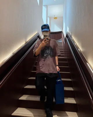 과감한 워싱, 강렬한 그래픽
확실한 빈티지 무드를 원한다면, 카미야의 세 가지 아이템✂️👕
최근 이동휘는 카미야의 아이템을 활용하여 완벽한 빈티지 스타일을 구사했습니다.
카미야는 2023년, 미하라 야스히로에서 활동하던 ‘코지 카미야’가 론칭한 브랜드입니다. 거친 워싱과 개성 있는 그래픽으로 독창적인 빈티지 무드를 제안하며, 일본 유스 세대를 중심으로 두터운 지지를 받고 있습니다.
1. KMY 울프 디스트레스드 티셔츠 - 브라운
브라운 컬러와 중앙에 배치된 늑대 그래픽이 강렬한 인상을 남깁니다. 전체적으로 적용된 데미지 디테일과 빈티지한 색감을 통해 룩에 자유분방한 감성을 더했습니다.
2. KMY 로즈 디스트레스드 티셔츠 - 블랙
워싱 처리된 블랙 컬러와 루즈한 실루엣이 조화를 이루는 티셔츠입니다. 카미야 특유의 러프한 워싱 디테일과 후면 장미 그래픽이 시크하면서도 퇴폐적인 분위기를 자아냅니다.
3. KMY 디스트레스드 메쉬 캡 - 네이비
네이비 컬러를 기반으로 한 메쉬 캡으로, 카미야 특유의 로고 그래픽이 돋보입니다. 부분적으로 적용된 해짐 처리와 거친 텍스처가 그런지한 무드를 드러내며, 룩에 강한 포인트로 작용했습니다. 이미지