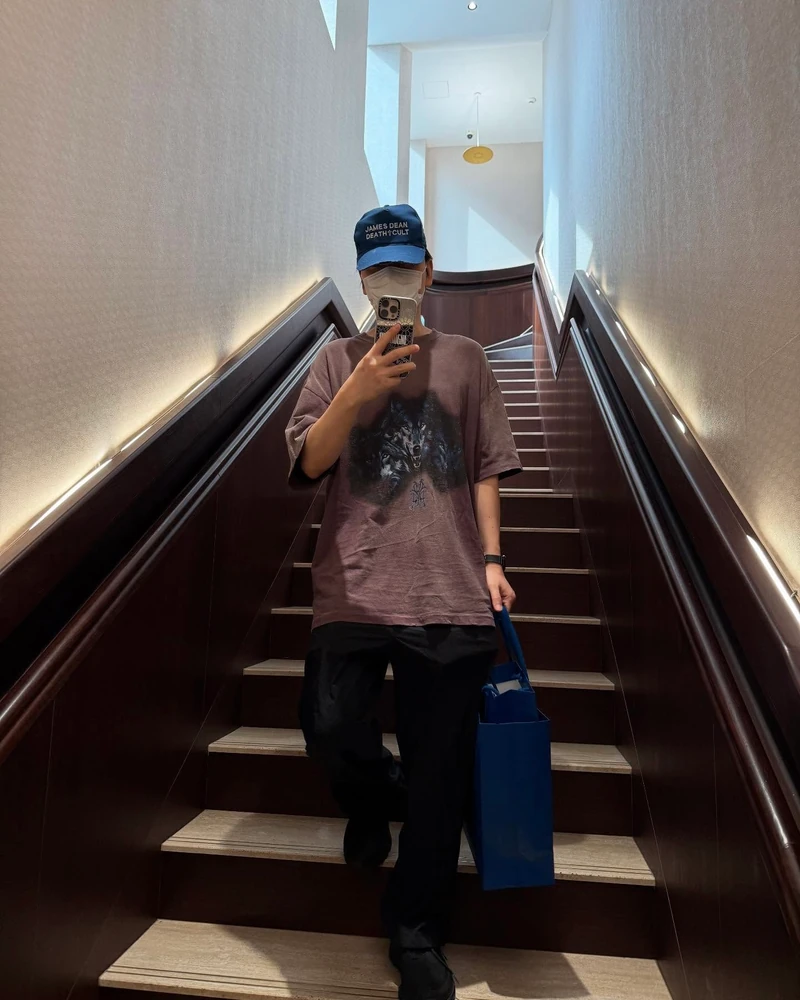 과감한 워싱, 강렬한 그래픽
확실한 빈티지 무드를 원한다면, 카미야의 세 가지 아이템✂️👕
최근 이동휘는 카미야의 아이템을 활용하여 완벽한 빈티지 스타일을 구사했습니다.
카미야는 2023년, 미하라 야스히로에서 활동하던 ‘코지 카미야’가 론칭한 브랜드입니다. 거친 워싱과 개성 있는 그래픽으로 독창적인 빈티지 무드를 제안하며, 일본 유스 세대를 중심으로 두터운 지지를 받고 있습니다.
1. KMY 울프 디스트레스드 티셔츠 - 브라운
브라운 컬러와 중앙에 배치된 늑대 그래픽이 강렬한 인상을 남깁니다. 전체적으로 적용된 데미지 디테일과 빈티지한 색감을 통해 룩에 자유분방한 감성을 더했습니다.
2. KMY 로즈 디스트레스드 티셔츠 - 블랙
워싱 처리된 블랙 컬러와 루즈한 실루엣이 조화를 이루는 티셔츠입니다. 카미야 특유의 러프한 워싱 디테일과 후면 장미 그래픽이 시크하면서도 퇴폐적인 분위기를 자아냅니다.
3. KMY 디스트레스드 메쉬 캡 - 네이비
네이비 컬러를 기반으로 한 메쉬 캡으로, 카미야 특유의 로고 그래픽이 돋보입니다. 부분적으로 적용된 해짐 처리와 거친 텍스처가 그런지한 무드를 드러내며, 룩에 강한 포인트로 작용했습니다. 이미지1