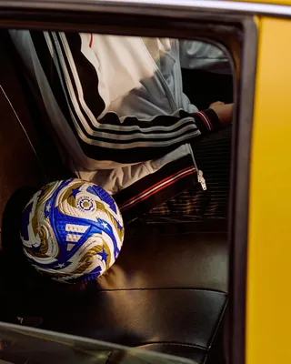 마지막에 웃을 팀은 과연 어디일까?
2025년 FIFA 클럽 월드컵 결승에 사용될 공인구 공식 공개⚽️
아디다스는 미국에서 열리는 FIFA 클럽 월드컵 결승전을 기념하여 새로운 공인구를 공개했습니다. 미국 성조기의 별과 줄무늬를 골드 컬러와 함께 적용하여, 감각적으로 재해석한 것이 특징입니다.
현재 4개 팀이 남아 있으며, 우승까지 단 두 경기만을 남겨두고 있습니다. 최종 승자는 누가 될지, 전 세계 축구 팬들의 관심이 집중되고 있습니다. 이미지