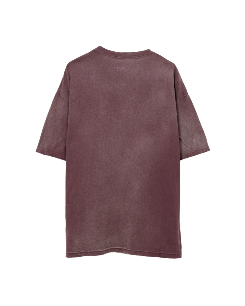 과감한 워싱, 강렬한 그래픽
확실한 빈티지 무드를 원한다면, 카미야의 세 가지 아이템✂️👕
최근 이동휘는 카미야의 아이템을 활용하여 완벽한 빈티지 스타일을 구사했습니다.
카미야는 2023년, 미하라 야스히로에서 활동하던 ‘코지 카미야’가 론칭한 브랜드입니다. 거친 워싱과 개성 있는 그래픽으로 독창적인 빈티지 무드를 제안하며, 일본 유스 세대를 중심으로 두터운 지지를 받고 있습니다.
1. KMY 울프 디스트레스드 티셔츠 - 브라운
브라운 컬러와 중앙에 배치된 늑대 그래픽이 강렬한 인상을 남깁니다. 전체적으로 적용된 데미지 디테일과 빈티지한 색감을 통해 룩에 자유분방한 감성을 더했습니다.
2. KMY 로즈 디스트레스드 티셔츠 - 블랙
워싱 처리된 블랙 컬러와 루즈한 실루엣이 조화를 이루는 티셔츠입니다. 카미야 특유의 러프한 워싱 디테일과 후면 장미 그래픽이 시크하면서도 퇴폐적인 분위기를 자아냅니다.
3. KMY 디스트레스드 메쉬 캡 - 네이비
네이비 컬러를 기반으로 한 메쉬 캡으로, 카미야 특유의 로고 그래픽이 돋보입니다. 부분적으로 적용된 해짐 처리와 거친 텍스처가 그런지한 무드를 드러내며, 룩에 강한 포인트로 작용했습니다. 이미지4