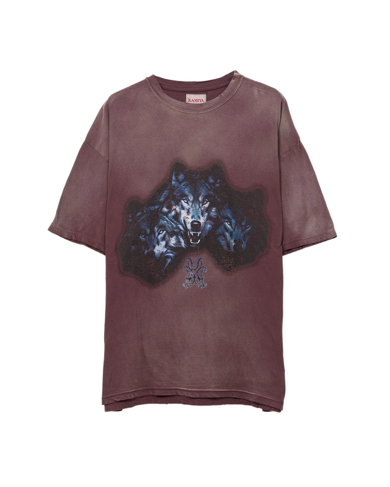 과감한 워싱, 강렬한 그래픽
확실한 빈티지 무드를 원한다면, 카미야의 세 가지 아이템✂️👕
최근 이동휘는 카미야의 아이템을 활용하여 완벽한 빈티지 스타일을 구사했습니다.
카미야는 2023년, 미하라 야스히로에서 활동하던 ‘코지 카미야’가 론칭한 브랜드입니다. 거친 워싱과 개성 있는 그래픽으로 독창적인 빈티지 무드를 제안하며, 일본 유스 세대를 중심으로 두터운 지지를 받고 있습니다.
1. KMY 울프 디스트레스드 티셔츠 - 브라운
브라운 컬러와 중앙에 배치된 늑대 그래픽이 강렬한 인상을 남깁니다. 전체적으로 적용된 데미지 디테일과 빈티지한 색감을 통해 룩에 자유분방한 감성을 더했습니다.
2. KMY 로즈 디스트레스드 티셔츠 - 블랙
워싱 처리된 블랙 컬러와 루즈한 실루엣이 조화를 이루는 티셔츠입니다. 카미야 특유의 러프한 워싱 디테일과 후면 장미 그래픽이 시크하면서도 퇴폐적인 분위기를 자아냅니다.
3. KMY 디스트레스드 메쉬 캡 - 네이비
네이비 컬러를 기반으로 한 메쉬 캡으로, 카미야 특유의 로고 그래픽이 돋보입니다. 부분적으로 적용된 해짐 처리와 거친 텍스처가 그런지한 무드를 드러내며, 룩에 강한 포인트로 작용했습니다. 이미지3