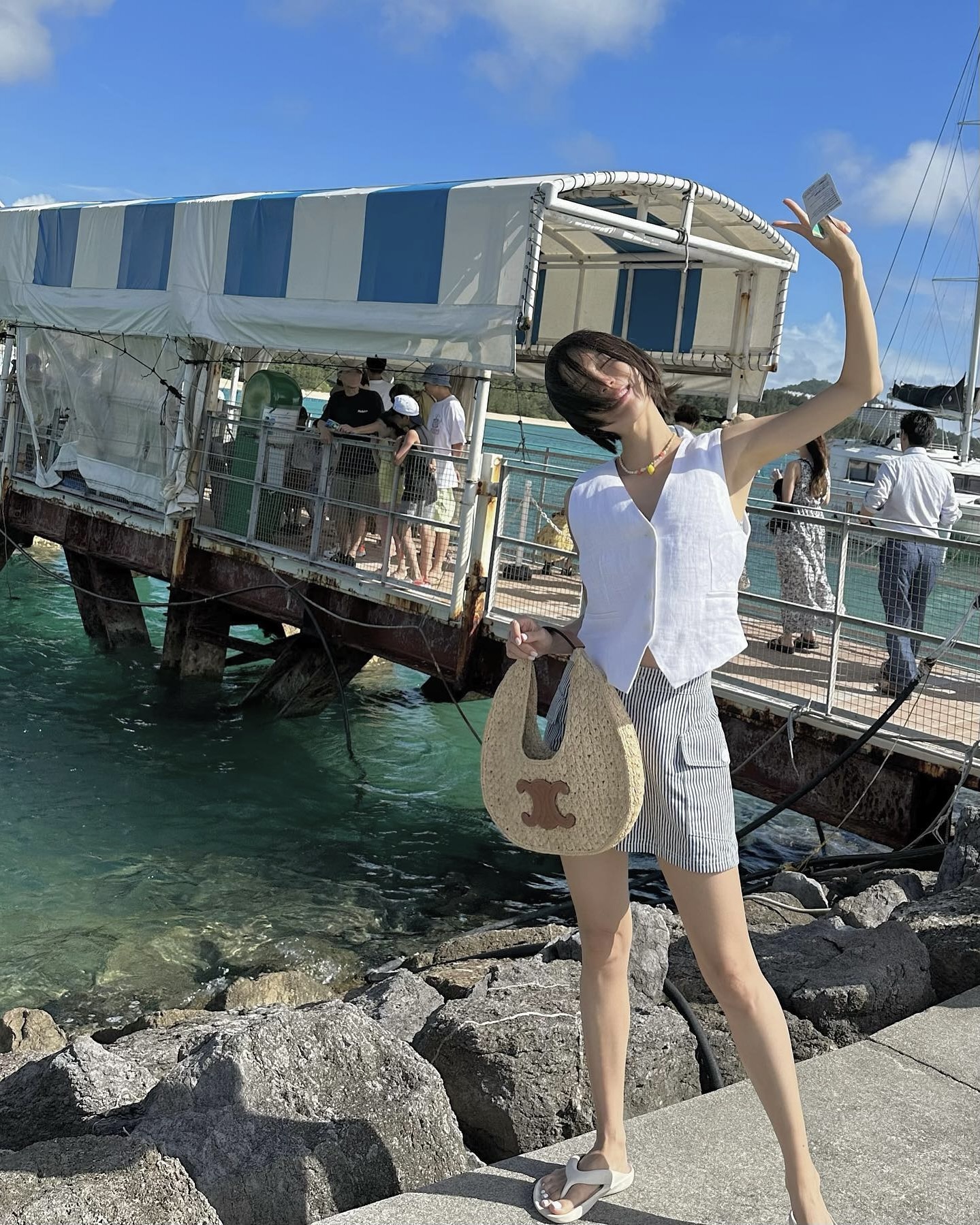 깔끔하고 시원한 마린룩의 귀환🌊
클래식과 트렌드가 어우러진 마린룩, 그 매력에 빠져보세요💙

여름만 되면 다시 찾게 되는, 마린룩 트렌드를 소개합니다.

마린룩은 여름이면 빠지지 않고 등장하는 클래식한 시즌 트렌드입니다. 바다를 연상시키는 시원하고 단정한 무드 덕분에, 휴양지에서는 물론 도시 속 데일리룩으로도 꾸준히 보이는 스타일입니다.

대표적인 마린룩 아이템으로는 네이비와 화이트 컬러 조합, 스트라이프 패턴, 브레톤 티셔츠, 금장 단추, 선장 자켓 등이 있으며, 깔끔하고 세련된 인상을 줍니다.

최근엔 클래식 요소 그대로 살려  미니멀하게 연출하거나, 최신 트렌드와 믹스해 더 감각적이게 연출합니다. 이미지2