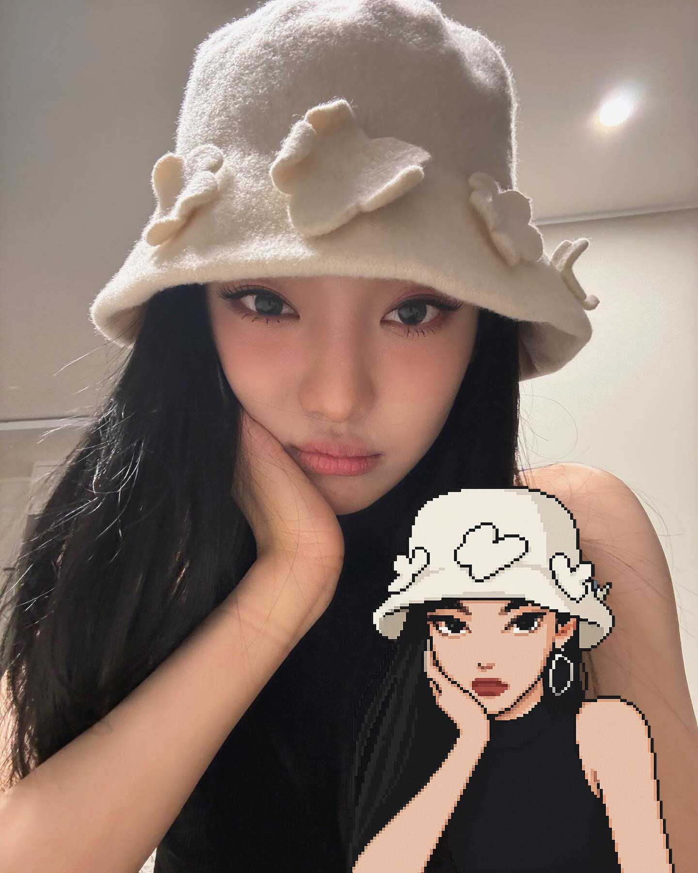 요즘 유행하는 내 미니미 만들기👯‍♀️  MZ세대 사이에서 요즘 가장 핫한 사꾸(사진 꾸미기), 알고 계신가요? 바로 픽셀 아트 스타일로 나만의 미니미 캐릭터를 만드는 것인데요.  센스 넘치는 아트와 함께 내 사진을 귀여운 캐릭터로 변신시킬 수 있어 큰 인기를 끌고 있습니다.  사용 방법도 아주 간단한데요. 챗GPT에 사진을 올리고 아래 문구를 그대로 복사해 붙여넣으면 끝!  픽셀 아트로 사꾸에 도전해보고 싶다면, 아래 멘트를 복붙해 나만의 캐릭터를 만들어보세요. ✨  - Everskies의 픽셀 아트 스타일을 학습하고, 그 스타일을 모방하여 인체 구조, 얼굴의 이목구비와 표정, 의상과 헤어스타일의 표현 방식을 따라해 주세요. 첨부된 그림 속 인물의 헤어스타일, 의상, 액세서리를 활용해 하나의 캐릭터 일러스트를 그려 주세요. 배경은 흰색이고, 전체 인물 하나만 필요합니다. 이미지