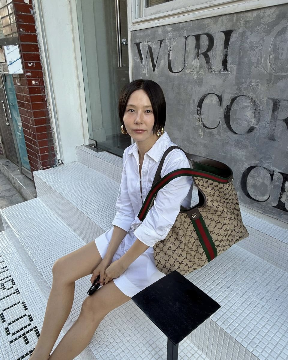 무더위에도 빛나는 볼드 액세서리✨
요즘 셀럽들, 여름 옷에 볼드한 액세서리 더하는 데 진심이에요🩶 이미지2
