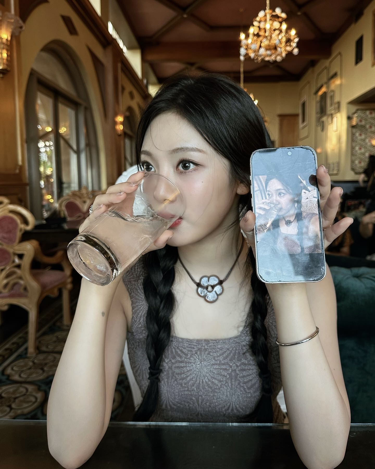 무더위에도 빛나는 볼드 액세서리✨ 요즘 셀럽들, 여름 옷에 볼드한 액세서리 더하는 데 진심이에요🩶 이미지