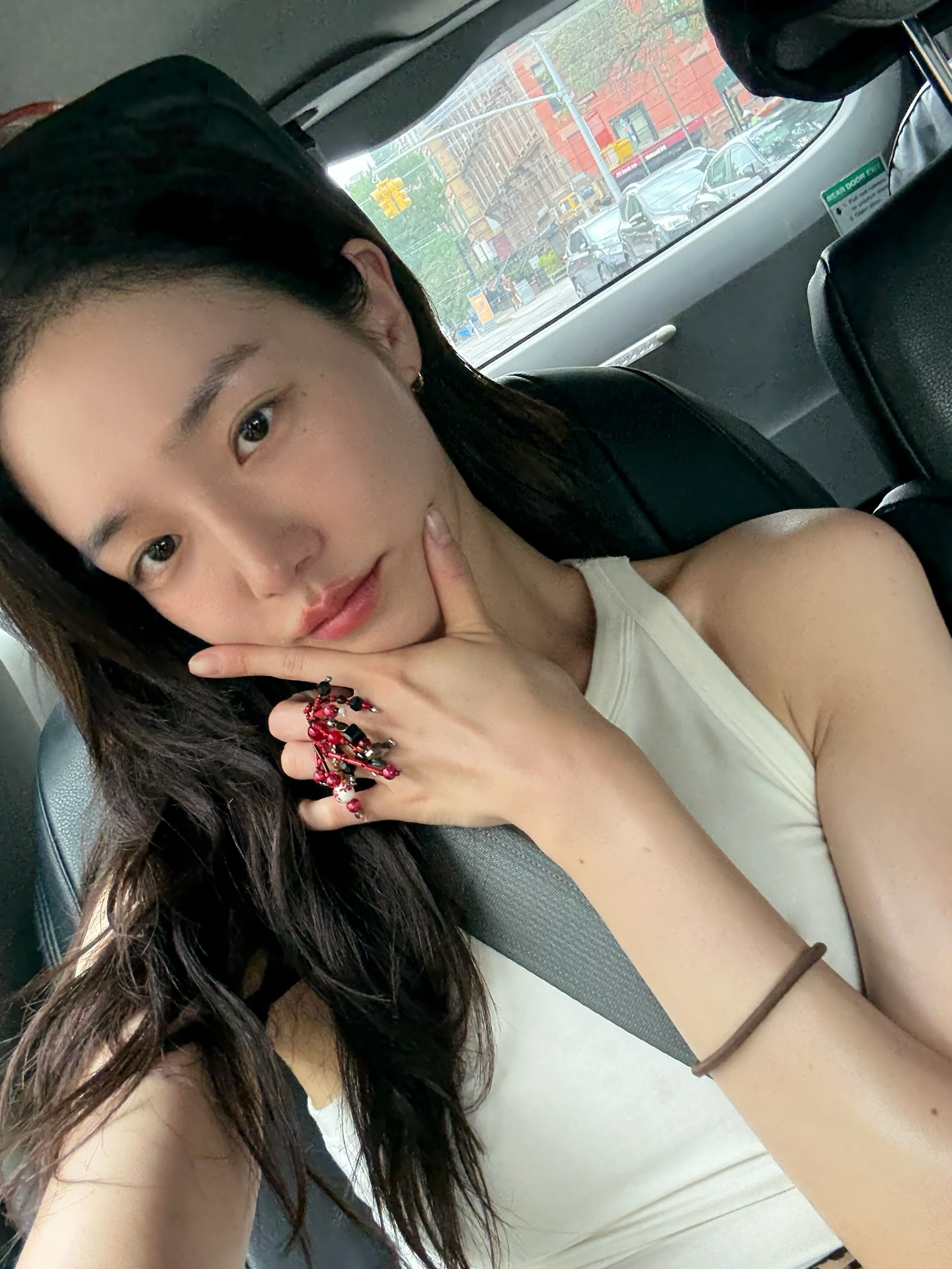 슬리브리스 교수님 박규영🧡 민소매탑을 이용한 여름 스타일링 공식 3가지🌟  슬리브리스로 세 가지 무드를 완성한 박규영의 하의 매치법을 소개합니다.  여름이면 빠질 수 없는 아이템, 슬리브리스. 박규영은 이 기본 아이템을 3가지 전혀 다른 무드로 연출했습니다.  1. 리얼리제이션 레오파드 미디스커트, 26만 원대 광택 있는 레오파드 패턴이 돋보이는 미디스커트는 도시적인 무드를 연출합니다. 깔끔한 화이트 슬리브리스 탑을 넣어 입어 실루엣을 정리하고, 힐을 더해 페미닌한 인상을 완성했습니다.  2. 캐피탈 패치워크 벨티드 쇼츠, 72만 원대 평소에는 소화하기 힘든 레오파드, 밀리터리, 플라워 패턴이 패치워크 된 이 팬츠는 휴양지나 이국적인 배경에 찰떡입니다. 블랙과 화이트의 슬림한 끈나시를 레이어드해 발리와 잘어울리는 무드를 연출했습니다.  3. 갤러리 디파트먼트 로고 페인트 쇼츠 붓으로 칠해진 듯한 페인트 디테일이 인상적인 레드 쇼츠는, 마트 같은 일상 공간에서도 시선을 사로잡습니다. 베이식한 화이트 슬리브리스 탑과 함께 착용해 편하면서도 쿨한 룩을 완성했습니다. 이미지
