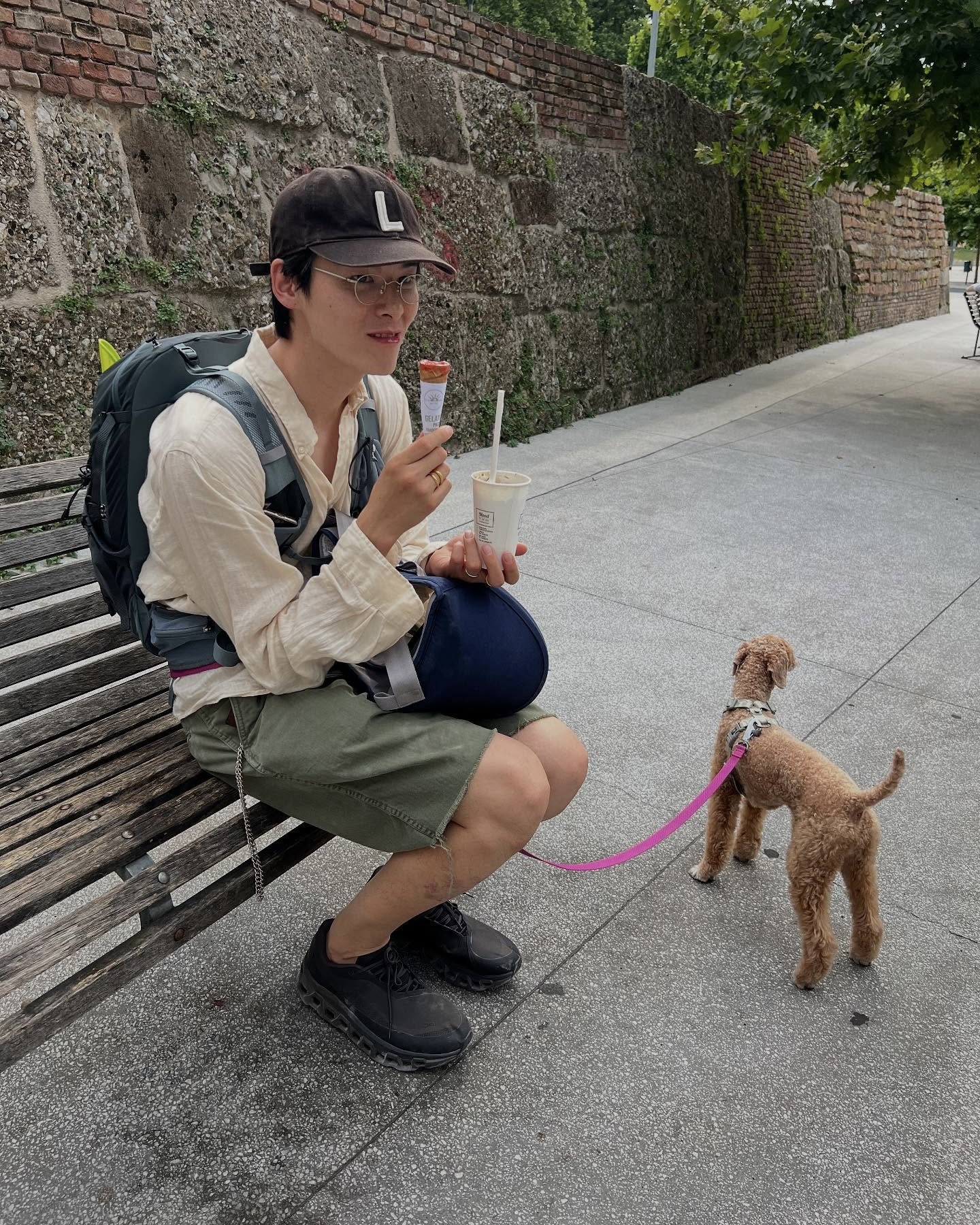 무더운 여름, 스타일 관리엔 볼캡이지
심플하면서 확실한 존재감, 모델 김원중이 선택한 볼캡 2가지🤠

지금 같은 여름 날 머리카락 정리가 고민인 이들을 위해, 간편하게 눌러쓰기 좋은 두 가지 볼캡을 소개합니다.

1.그래듀에이션 픽쳐스 어게인 랜드 캡 - 벵가라 머드
로고 자수로 포인트를 더한 미니멀한 볼캡입니다. 벵가라 염료를 사용해 자연스러운 색감과 질감을 구현했으며, 입체적인 'L' 로고 디테일이 심플하면서도 개성 있는 무드를 완성합니다.

2.스튜디오 아노니모 페이스 비즈 캡 - 미스트 그레이
부드러운 그레이 컬러로 다양한 룩에 활용할 수 있어 데일리 아이템으로 제격이며, 깔끔한 실루엣에 십자가 모양의 비즈 장식이 더해져 감각적인 포인트를 제공합니다. 이미지