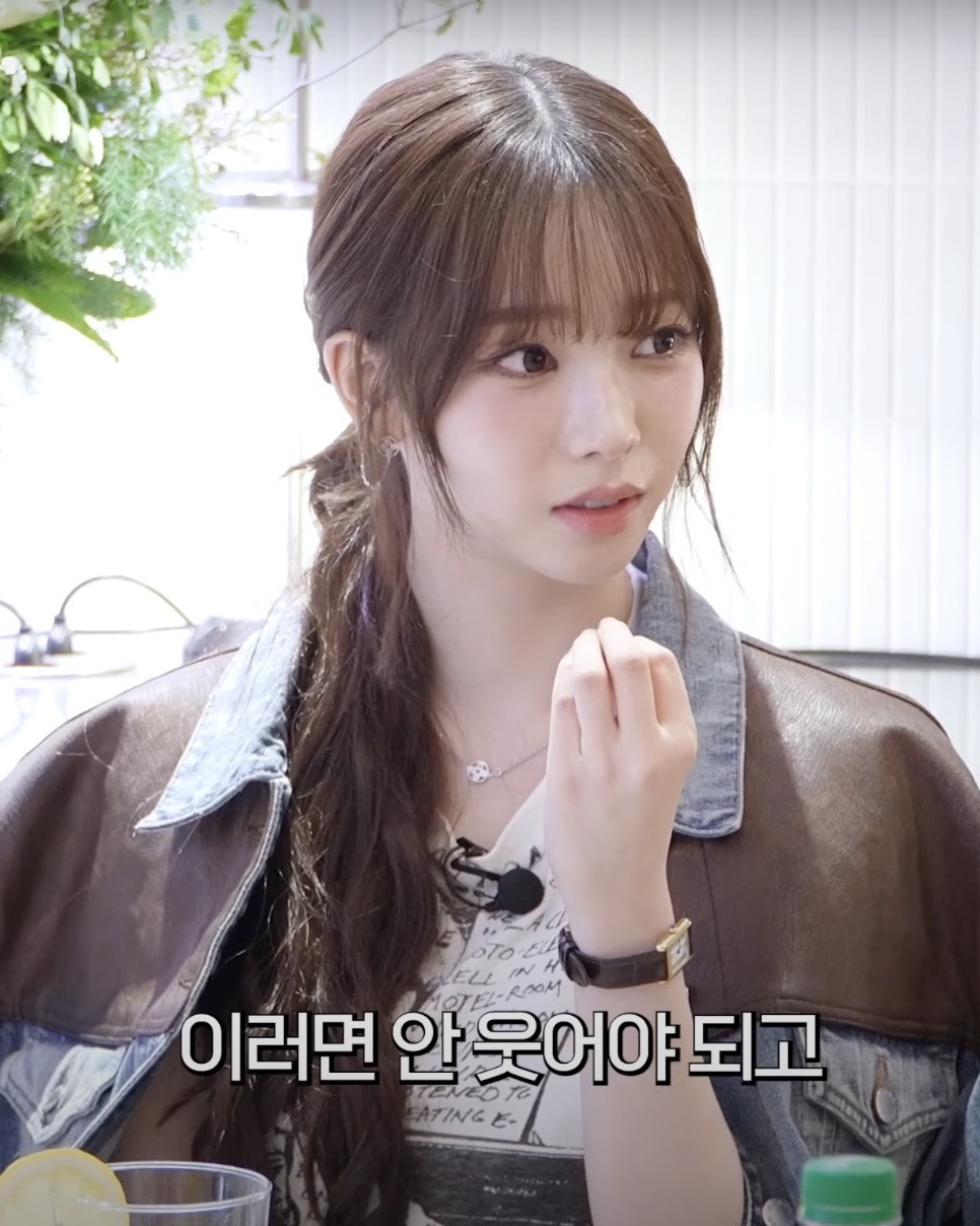 카리나의 최근 애착 시계❓

최근 컴백한 에스파의 카리나는 다양한 유튜브 채널에 출연하며 활발한 활동을 이어가고 있는데요. 그중에서도 카리나의 손목에 공통적으로 등장한 시계가 포착됐습니다.

바로 까르띠에 시계였는데요. 그녀가 착용한 모델이 정확히 공개되진 않았지만, 유사한 라인은 탱크 루이 까르띠에 워치로 알려져 있습니다.

크지 않은 사이즈 덕분에 은은하게 포인트 아이템 역할을 톡톡히 해준 이 시계의 자세한 정보는 아래에서 확인해보세요.✨

1. 까르띠에, 탱크 루이 까르띠에 워치, 1,240만 원 이미지3