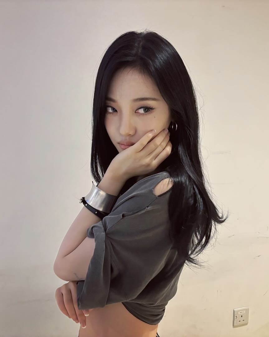 무더위에도 빛나는 볼드 액세서리✨
요즘 셀럽들, 여름 옷에 볼드한 액세서리 더하는 데 진심이에요🩶 이미지6