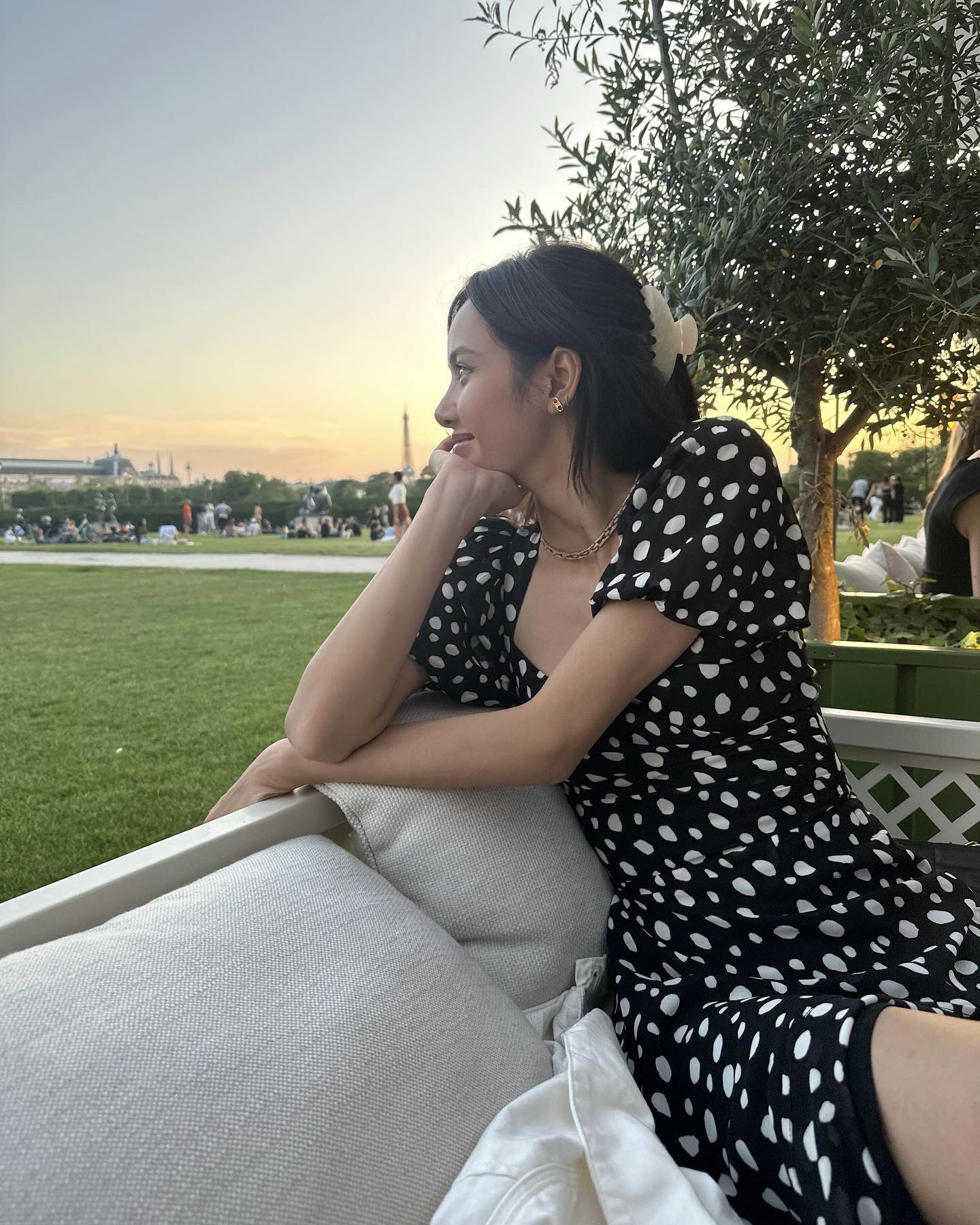 무더위에도 빛나는 볼드 액세서리✨
요즘 셀럽들, 여름 옷에 볼드한 액세서리 더하는 데 진심이에요🩶 이미지8