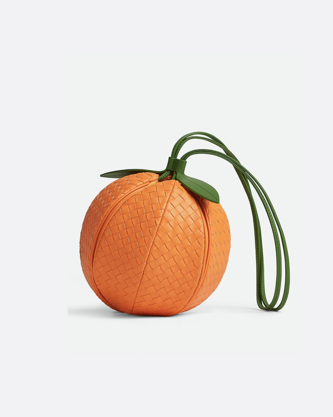 백이예요? 과일이예요?😋
과즙미 팡팡🍅🍊🍉 푸드코어 백 주문합니다.

올 여름, 패션계가 ‘푸드코어’ 백을 선보이고 있습니다.

로에베의 토마토, 보테가 베네타의 오렌지 파우치, 모스키노의 수박까지 브랜드들이 잇따라 과일 모티브 아이템을 선보이며, 유쾌한 패션 코드를 제안하고 있습니다.

디테일을 살펴보면 더 놀라운데요. 토마토의 붉은 색감을 리얼하게 담아낸 로에베, 오렌지를 네 조각으로 자른 듯한 보테가 베네타, 수박 단면처럼 과즙미 가득한 모스키노의 프린팅까지!

여름 패션에 싱그러운 포인트를 더하고 싶다면, 이 과일 가방 3종을 눈여겨보세요.

1. 로에베 토마토 클러치백, 약 400만 원대
2. 보테가 베네타 오렌지 멀티 파우치, 약 400만 원대
3. 모스키노 수박 백, 약 100만 원대 이미지5