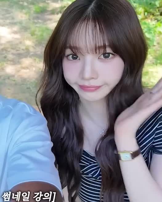 카리나의 최근 애착 시계❓  최근 컴백한 에스파의 카리나는 다양한 유튜브 채널에 출연하며 활발한 활동을 이어가고 있는데요. 그중에서도 카리나의 손목에 공통적으로 등장한 시계가 포착됐습니다.  바로 까르띠에 시계였는데요. 그녀가 착용한 모델이 정확히 공개되진 않았지만, 유사한 라인은 탱크 루이 까르띠에 워치로 알려져 있습니다.  크지 않은 사이즈 덕분에 은은하게 포인트 아이템 역할을 톡톡히 해준 이 시계의 자세한 정보는 아래에서 확인해보세요.✨  1. 까르띠에, 탱크 루이 까르띠에 워치, 1,240만 원 이미지
