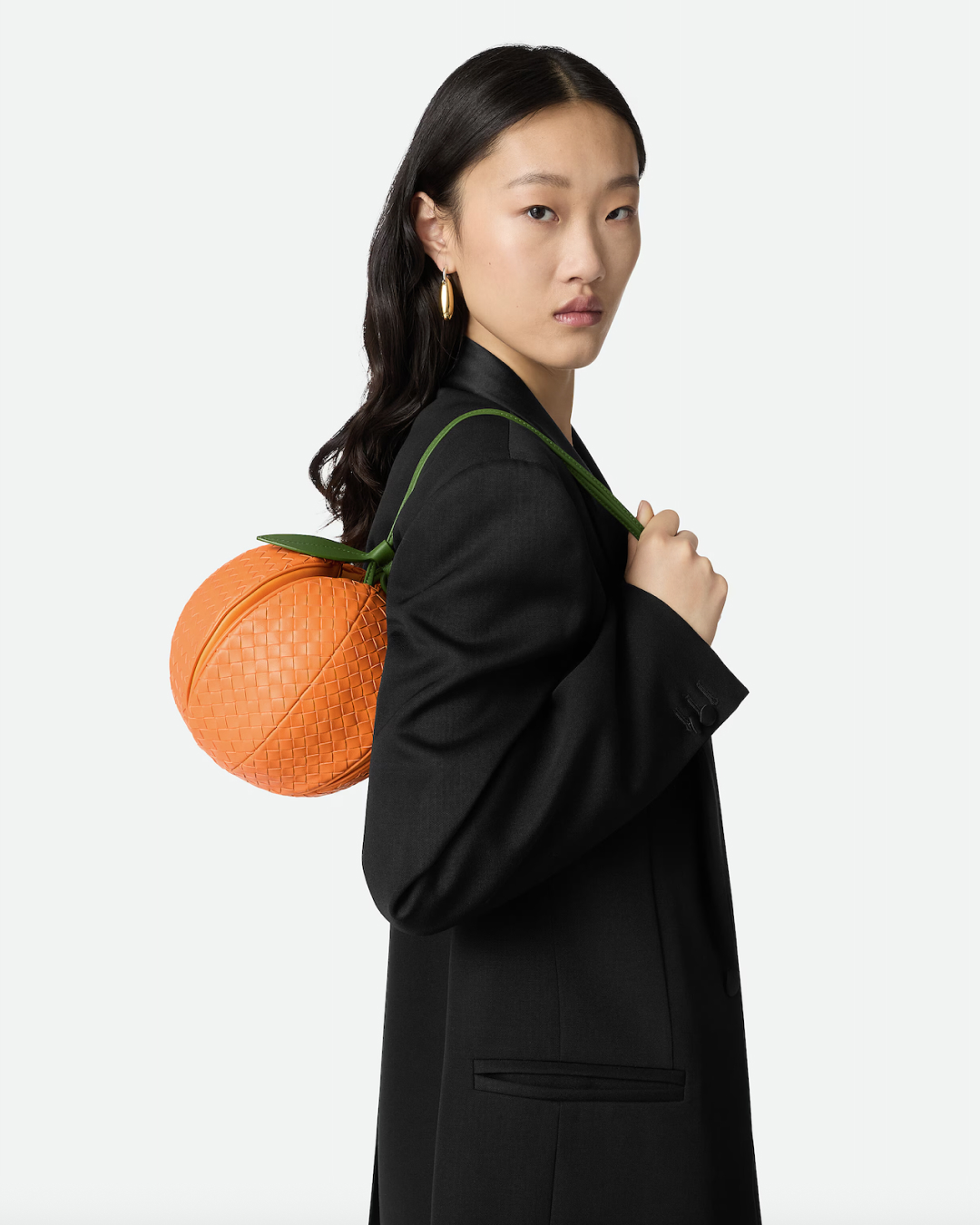 백이예요? 과일이예요?😋
과즙미 팡팡🍅🍊🍉 푸드코어 백 주문합니다.

올 여름, 패션계가 ‘푸드코어’ 백을 선보이고 있습니다.

로에베의 토마토, 보테가 베네타의 오렌지 파우치, 모스키노의 수박까지 브랜드들이 잇따라 과일 모티브 아이템을 선보이며, 유쾌한 패션 코드를 제안하고 있습니다.

디테일을 살펴보면 더 놀라운데요. 토마토의 붉은 색감을 리얼하게 담아낸 로에베, 오렌지를 네 조각으로 자른 듯한 보테가 베네타, 수박 단면처럼 과즙미 가득한 모스키노의 프린팅까지!

여름 패션에 싱그러운 포인트를 더하고 싶다면, 이 과일 가방 3종을 눈여겨보세요.

1. 로에베 토마토 클러치백, 약 400만 원대
2. 보테가 베네타 오렌지 멀티 파우치, 약 400만 원대
3. 모스키노 수박 백, 약 100만 원대 이미지4