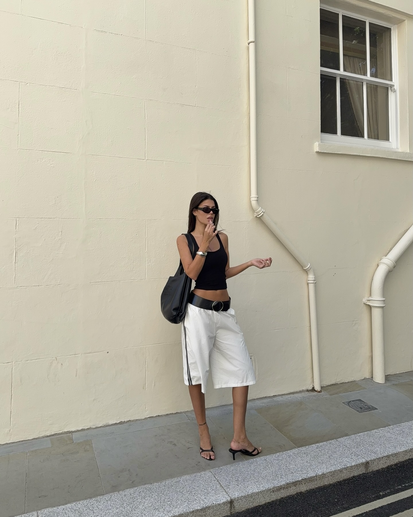 더운 날씨엔 긴 바지는 무리😓
미디팬츠로 시원하게, 스타일 놓치지 않는 여름 패션 완성하기🤍 이미지2