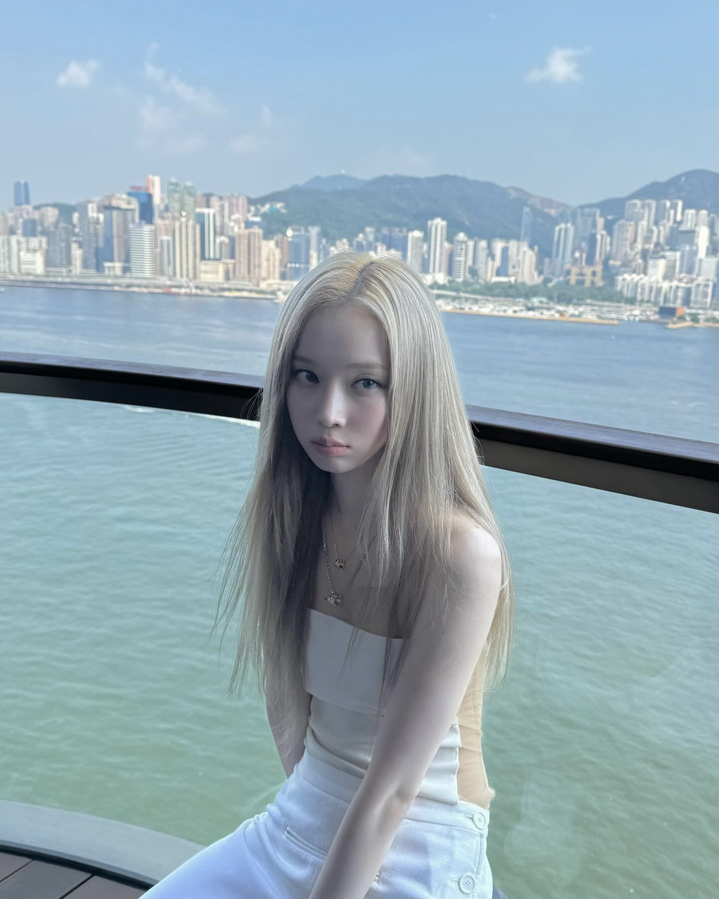 무더위에도 빛나는 볼드 액세서리✨
요즘 셀럽들, 여름 옷에 볼드한 액세서리 더하는 데 진심이에요🩶 이미지4