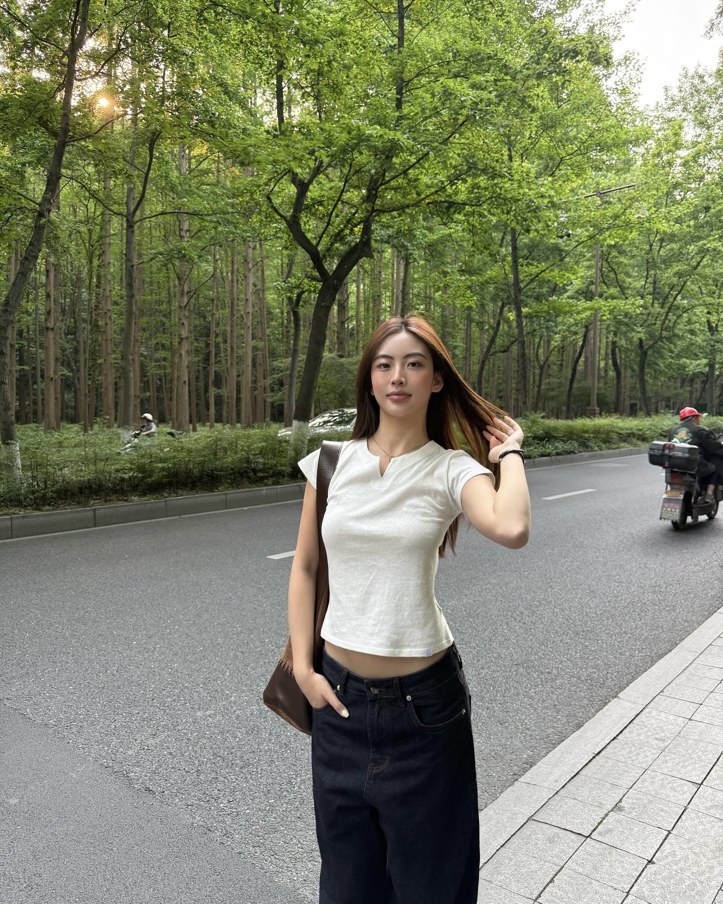반팔티 하나면 충분해👚🤍
누구나 가지고 있는 무지 반팔 스타일링 팁, 지금 확인하세요.✨ 이미지4