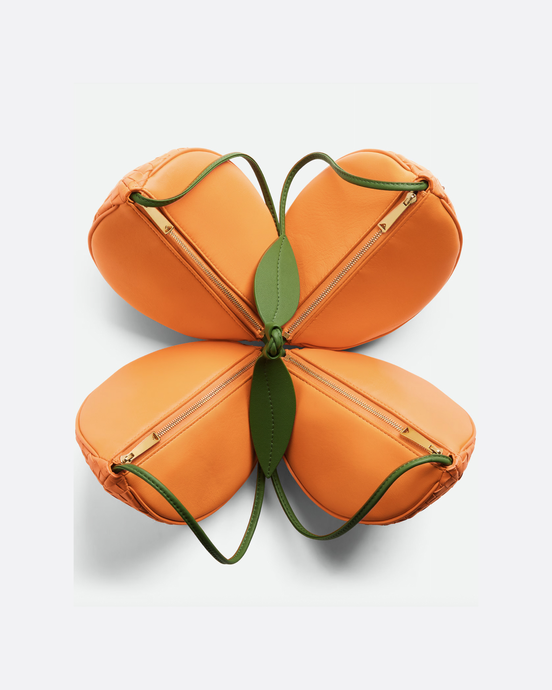 백이예요? 과일이예요?😋
과즙미 팡팡🍅🍊🍉 푸드코어 백 주문합니다.

올 여름, 패션계가 ‘푸드코어’ 백을 선보이고 있습니다.

로에베의 토마토, 보테가 베네타의 오렌지 파우치, 모스키노의 수박까지 브랜드들이 잇따라 과일 모티브 아이템을 선보이며, 유쾌한 패션 코드를 제안하고 있습니다.

디테일을 살펴보면 더 놀라운데요. 토마토의 붉은 색감을 리얼하게 담아낸 로에베, 오렌지를 네 조각으로 자른 듯한 보테가 베네타, 수박 단면처럼 과즙미 가득한 모스키노의 프린팅까지!

여름 패션에 싱그러운 포인트를 더하고 싶다면, 이 과일 가방 3종을 눈여겨보세요.

1. 로에베 토마토 클러치백, 약 400만 원대
2. 보테가 베네타 오렌지 멀티 파우치, 약 400만 원대
3. 모스키노 수박 백, 약 100만 원대 이미지6