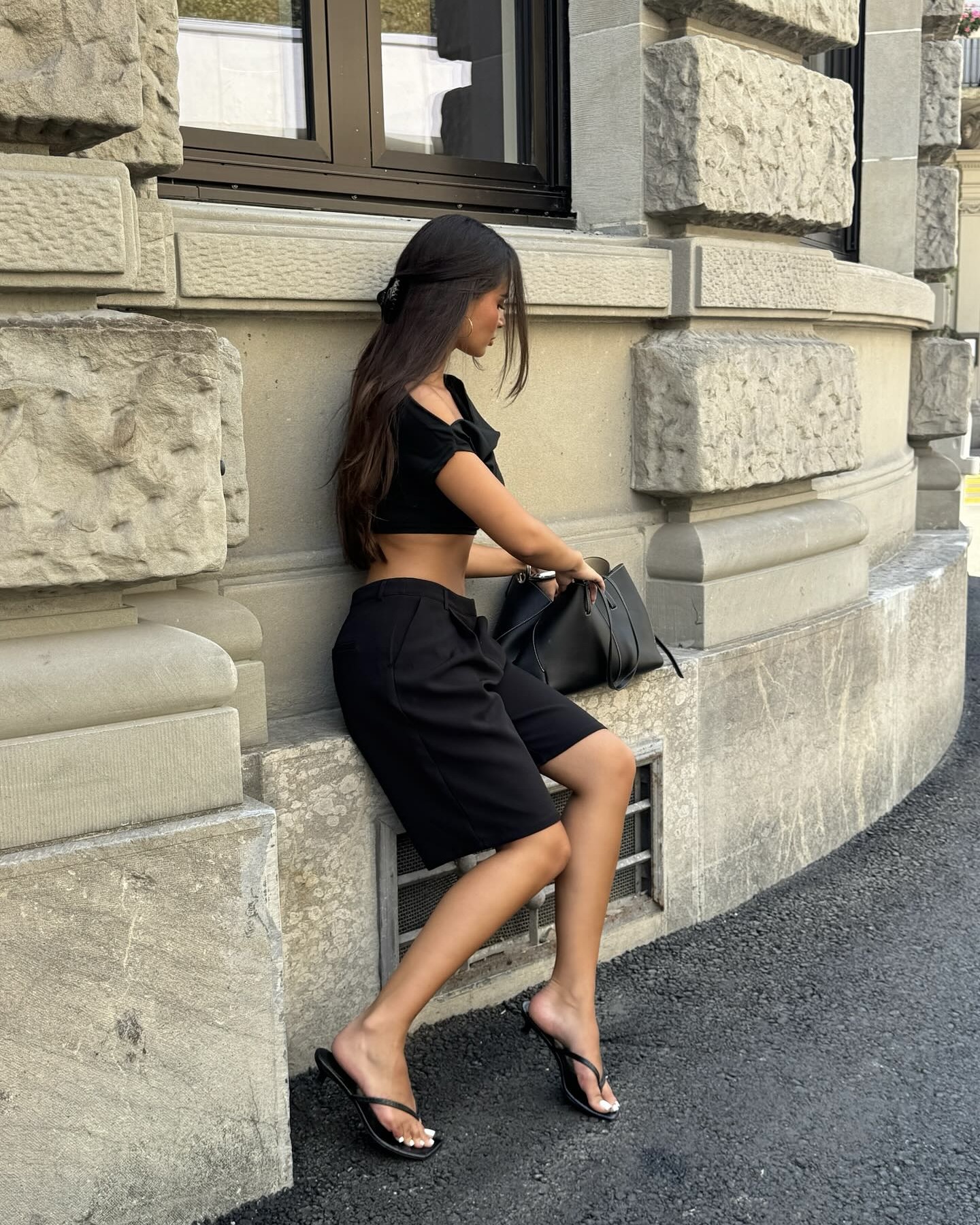 더운 날씨엔 긴 바지는 무리😓
미디팬츠로 시원하게, 스타일 놓치지 않는 여름 패션 완성하기🤍 이미지3