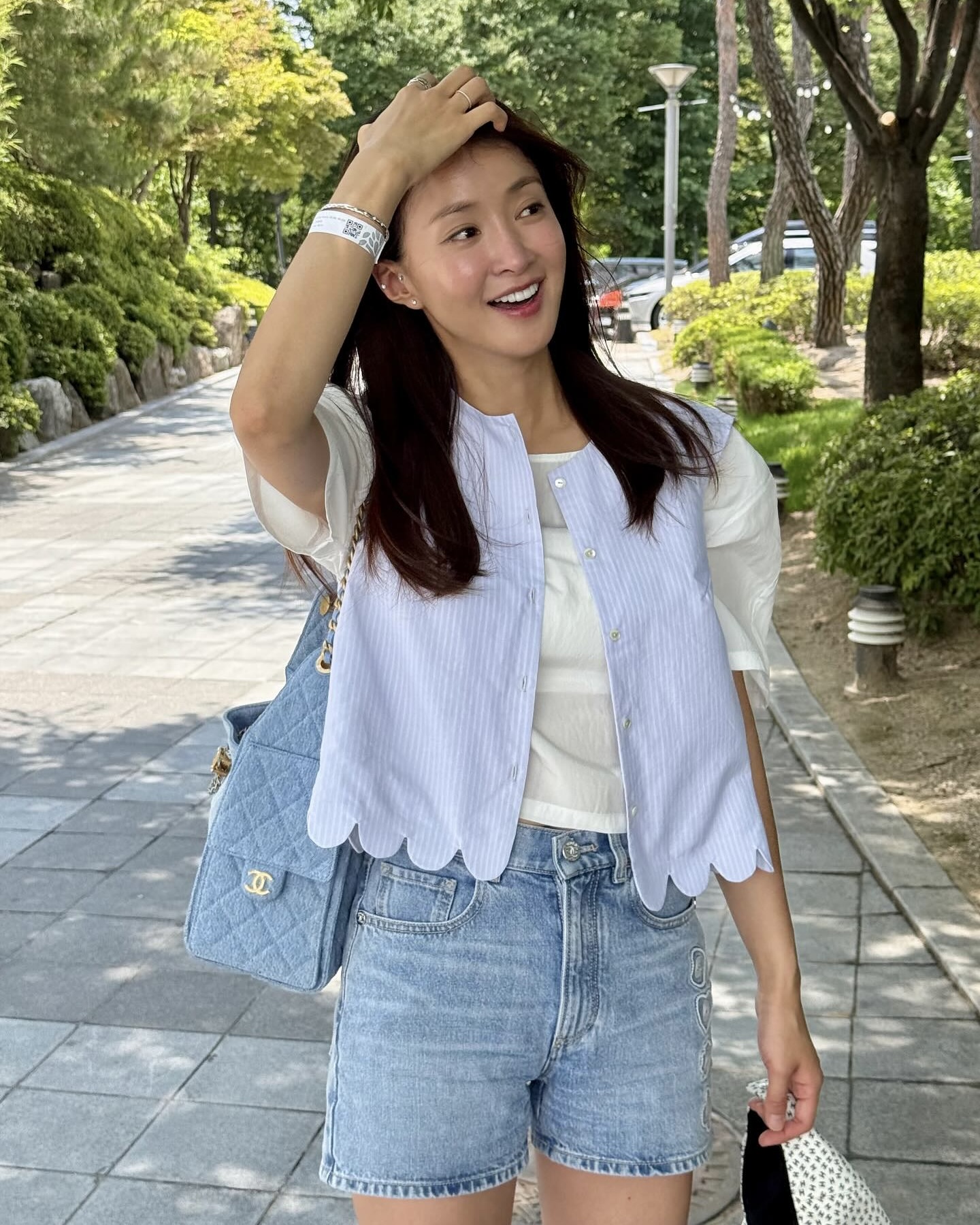 깔끔하고 시원한 마린룩의 귀환🌊
클래식과 트렌드가 어우러진 마린룩, 그 매력에 빠져보세요💙

여름만 되면 다시 찾게 되는, 마린룩 트렌드를 소개합니다.

마린룩은 여름이면 빠지지 않고 등장하는 클래식한 시즌 트렌드입니다. 바다를 연상시키는 시원하고 단정한 무드 덕분에, 휴양지에서는 물론 도시 속 데일리룩으로도 꾸준히 보이는 스타일입니다.

대표적인 마린룩 아이템으로는 네이비와 화이트 컬러 조합, 스트라이프 패턴, 브레톤 티셔츠, 금장 단추, 선장 자켓 등이 있으며, 깔끔하고 세련된 인상을 줍니다.

최근엔 클래식 요소 그대로 살려  미니멀하게 연출하거나, 최신 트렌드와 믹스해 더 감각적이게 연출합니다. 이미지7