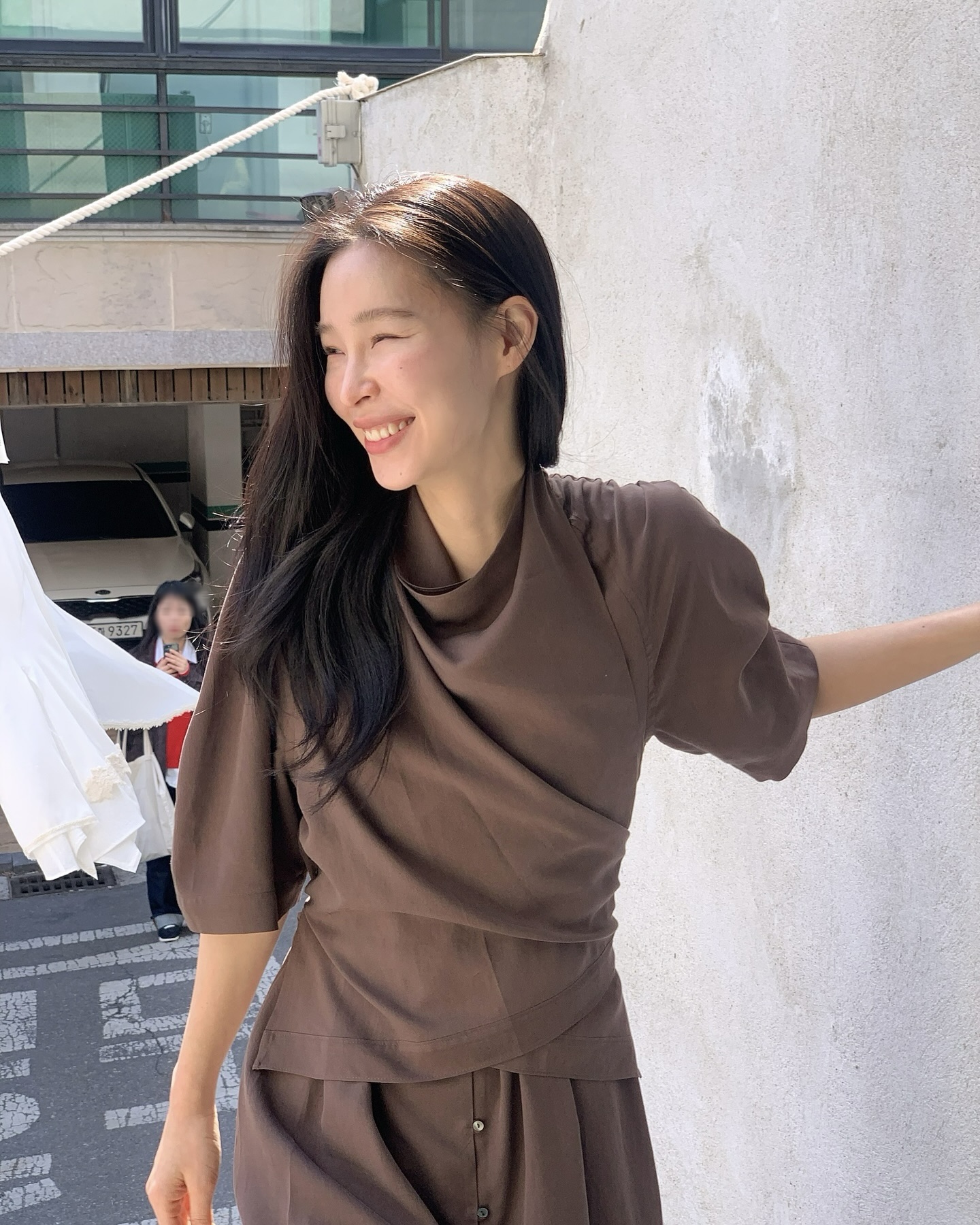 카울 디테일로 여리핏 장인 완성💞
상체 보완이 필요할 땐, 카울 디테일이 들어간 상의를 꺼내세요✨

이번 여름, 카울 디테일 아이템으로 스타일링에 도전해 보세요.

카울은 목선이나 네크라인에 자연스럽게 흐르는 주름을 만들어주는 디자인 요소입니다. 주로 얇고 부드러운 소재에 활용되어, 상체에 우아한 곡선을 만들어 줍니다.

자연스러운 드레이핑 덕분에 어깨, 쇄골, 가슴 라인을 부드럽게 감싸며 군살 커버는 물론 체형 보완까지 가능합니다.

민소매, 반팔 블라우스, 실크 탑까지 다양하게 활용되며, 청바지와 매치하면 캐주얼하게, 셋업 슬랙스와 톤온톤으로 연출하면 단정하고 세련된 무드를 완성해 줍니다.  이미지