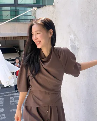 카울 디테일로 여리핏 장인 완성💞
상체 보완이 필요할 땐, 카울 디테일이 들어간 상의를 꺼내세요✨
이번 여름, 카울 디테일 아이템으로 스타일링에 도전해 보세요.
카울은 목선이나 네크라인에 자연스럽게 흐르는 주름을 만들어주는 디자인 요소입니다. 주로 얇고 부드러운 소재에 활용되어, 상체에 우아한 곡선을 만들어 줍니다.
자연스러운 드레이핑 덕분에 어깨, 쇄골, 가슴 라인을 부드럽게 감싸며 군살 커버는 물론 체형 보완까지 가능합니다.
민소매, 반팔 블라우스, 실크 탑까지 다양하게 활용되며, 청바지와 매치하면 캐주얼하게, 셋업 슬랙스와 톤온톤으로 연출하면 단정하고 세련된 무드를 완성해 줍니다. 이미지