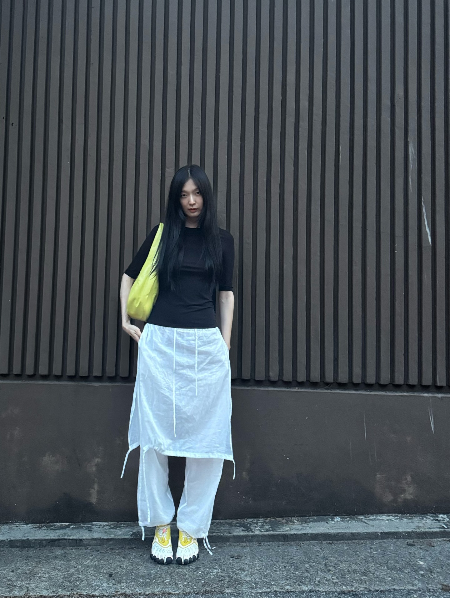 치명적인 발가락에 빠져 버렸다🦶🏻

최근 신민아, 소진, 김성희의 게시물에서 유니크한 디자인의 운동화가 눈길을 사로잡았습니다. 바로 맨발처럼 보이는 독특한 실루엣이 특징인 비브람 파이브핑거스의 아이템인데요.

튼튼한 내구성과 편안함으로 유명한 비브람 운동화는 올해 더욱 트렌디하게 떠오를 것으로 보입니다.

무더운 여름, 그녀들이 픽한 시원하고 편안한 발가락 운동화! 지금 바로 소개할게요.

1. 신민아
비브람 파이브핑거스코리아, 25SS V-SOUL (W), 14만 9천 원

2. 소진
비브람 파이브핑거스코리아, 25SS V-AQUA (W), 15만 9천 원

3. 김성희
비브람 파이브핑거스코리아, 25SS V-RUN (M), 20만 9천 원 이미지7