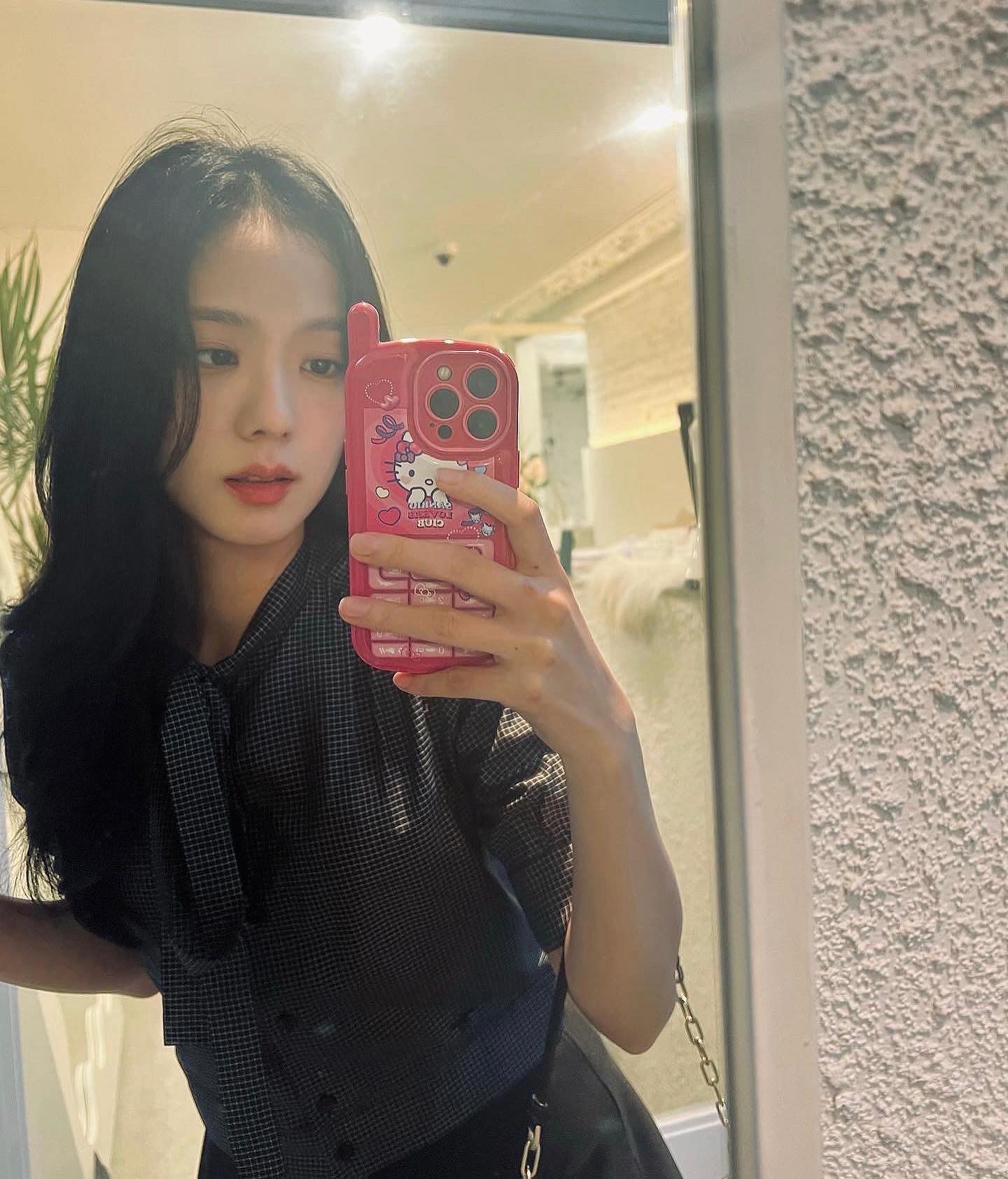 요즘 자주 보이는 헬로키티 케이스🤳🏻
셀럽 인증템으로 완벽 소환된 헬로키티 케이스 모음.zip💓🎀 이미지