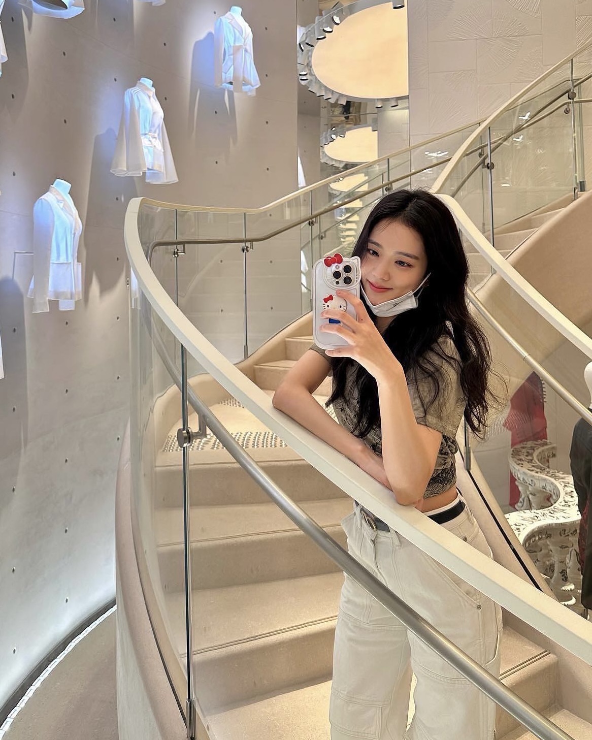요즘 자주 보이는 헬로키티 케이스🤳🏻
셀럽 인증템으로 완벽 소환된 헬로키티 케이스 모음.zip💓🎀 이미지6