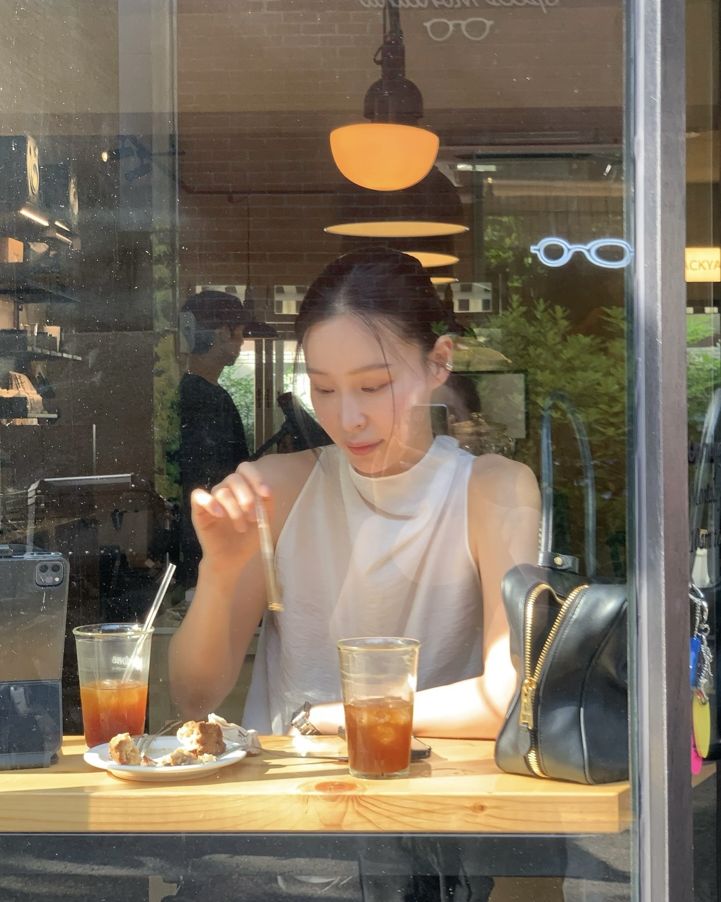 카울 디테일로 여리핏 장인 완성💞
상체 보완이 필요할 땐, 카울 디테일이 들어간 상의를 꺼내세요✨

이번 여름, 카울 디테일 아이템으로 스타일링에 도전해 보세요.

카울은 목선이나 네크라인에 자연스럽게 흐르는 주름을 만들어주는 디자인 요소입니다. 주로 얇고 부드러운 소재에 활용되어, 상체에 우아한 곡선을 만들어 줍니다.

자연스러운 드레이핑 덕분에 어깨, 쇄골, 가슴 라인을 부드럽게 감싸며 군살 커버는 물론 체형 보완까지 가능합니다.

민소매, 반팔 블라우스, 실크 탑까지 다양하게 활용되며, 청바지와 매치하면 캐주얼하게, 셋업 슬랙스와 톤온톤으로 연출하면 단정하고 세련된 무드를 완성해 줍니다.  이미지3