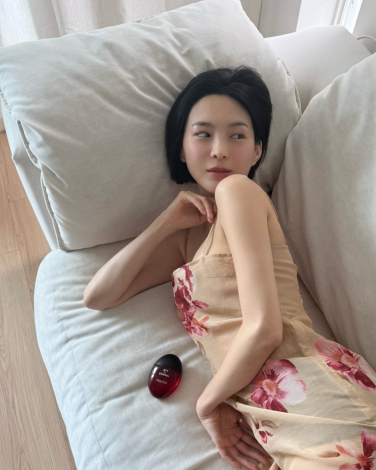 향기 좋은 집의 비밀🤫🤍
공간에 스며드는 기분 좋은 잔향, 여기 다 있어요.🌿

향 하나에도 진심인 김수미가 평소 애정하는 방향제들, 지금 소개해드릴게요.

1. 아포테케 피그, 인센스 3만 원대, 디퓨저 11만 원대
자몽과 무화과가 어우러진 프루티 그린 계열의 향으로, 파출리와 시더우드가 잔잔한 우디 향을 더해줍니다.

2. 산타 마리아 노벨라 왁스 타블렛 팟 푸리 센테즈, 4만 원대
해바라기와 수레국화의 꽃잎, 미르틀 잎과 열매가 어우러진 토스카나 언덕의 향입니다.

3. 센녹 디퓨저 플라워 벗 와일드, 3만 원대
야생화와 자스민, 앰버가 어우러진 싱그럽고 생기 있는 플로럴 우디 향입니다. 이미지
