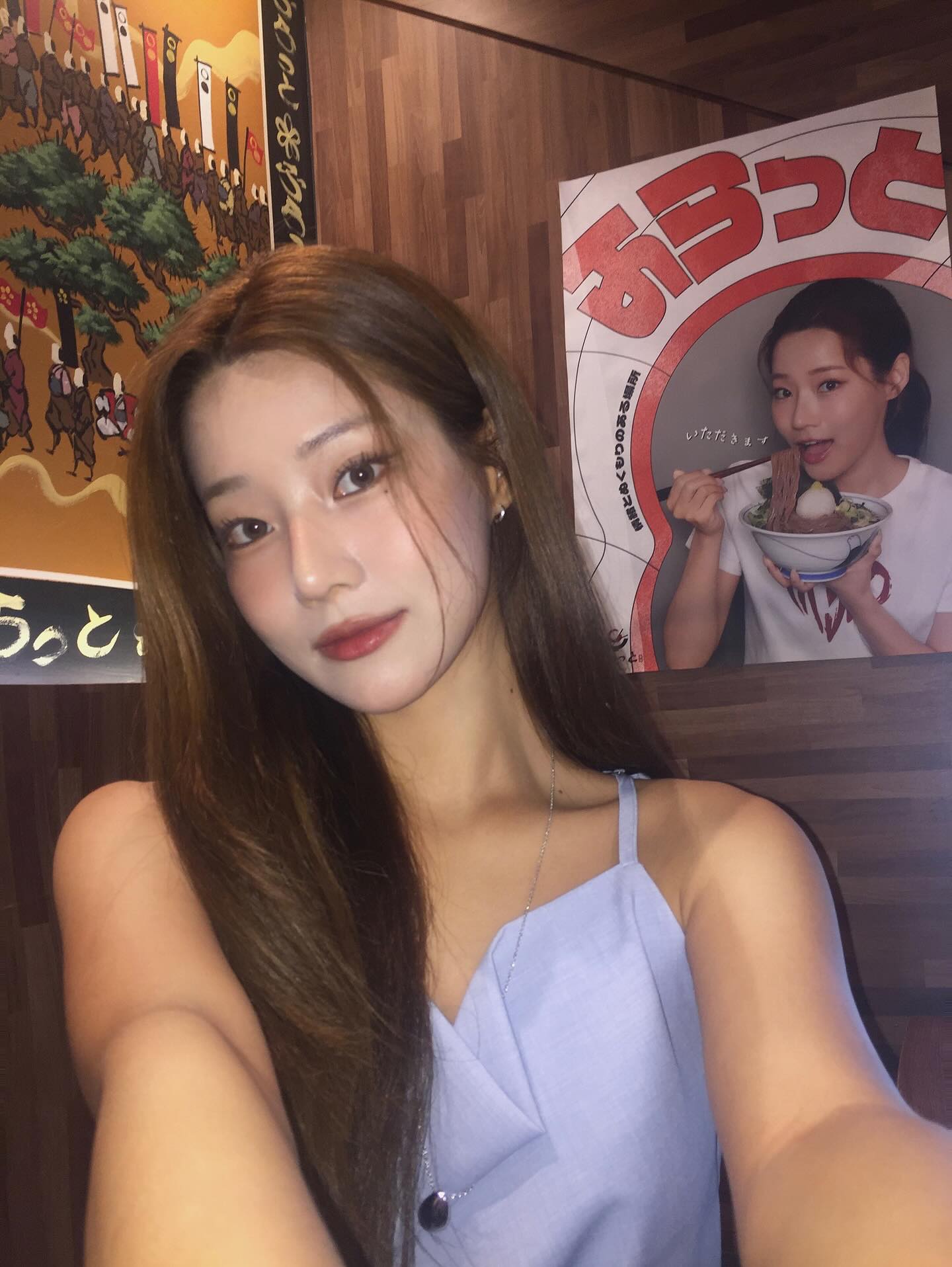 카울 디테일로 여리핏 장인 완성💞
상체 보완이 필요할 땐, 카울 디테일이 들어간 상의를 꺼내세요✨

이번 여름, 카울 디테일 아이템으로 스타일링에 도전해 보세요.

카울은 목선이나 네크라인에 자연스럽게 흐르는 주름을 만들어주는 디자인 요소입니다. 주로 얇고 부드러운 소재에 활용되어, 상체에 우아한 곡선을 만들어 줍니다.

자연스러운 드레이핑 덕분에 어깨, 쇄골, 가슴 라인을 부드럽게 감싸며 군살 커버는 물론 체형 보완까지 가능합니다.

민소매, 반팔 블라우스, 실크 탑까지 다양하게 활용되며, 청바지와 매치하면 캐주얼하게, 셋업 슬랙스와 톤온톤으로 연출하면 단정하고 세련된 무드를 완성해 줍니다.  이미지6