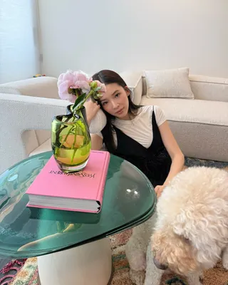 예쁜 집 = 예쁜 가구🛋️
아이린이 고른 리빙템은 뭐가 다를까요?
신혼 감성 가득한 아이린의 홈스타일링 가구 3가지를 소개합니다.
1. 프로메모리아 레비스 사이드 테이블
아이린은 곡선형 유리 상판과 우드 베이스가 조화를 이루는 테이블을 소파 옆에 두고 생화와 오브제를 더해 공간에 감각적인 무드를 더했습니다.
2. 프로메모리아 헐리우드 암체어
기하학적인 구조와 떠 있는 듯한 팔걸이가 돋보이는 암체어를 내추럴한 러그와 함께 매치해 따뜻하고 세련된 거실 공간을 연출했습니다.
3. 데파도바 스크리타렐로 데스크
모던 클래식 디자인의 데스크는 이탈리아 아킬레 카스틸리오니의 작품입니다. 아이린은 조명과 오브제를 더해 아늑한 홈오피스 겸 독서 공간으로 완성했습니다. 이미지