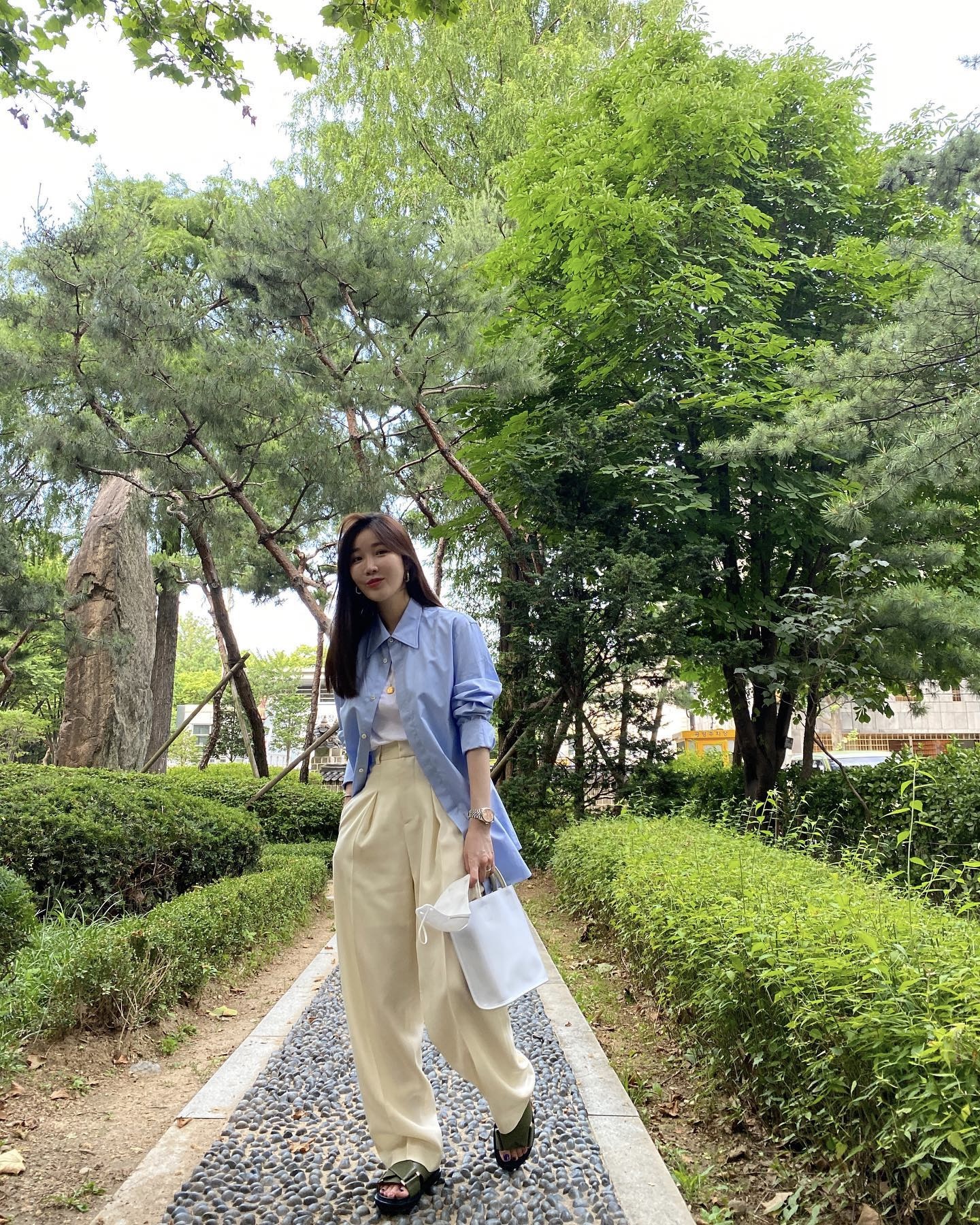 더워도 포기 못하는 여름 슬랙스👀
시원함과 활용성 모두 갖춘 셀럽 여름 슬랙스 룩을 만나보세요🍃 이미지7