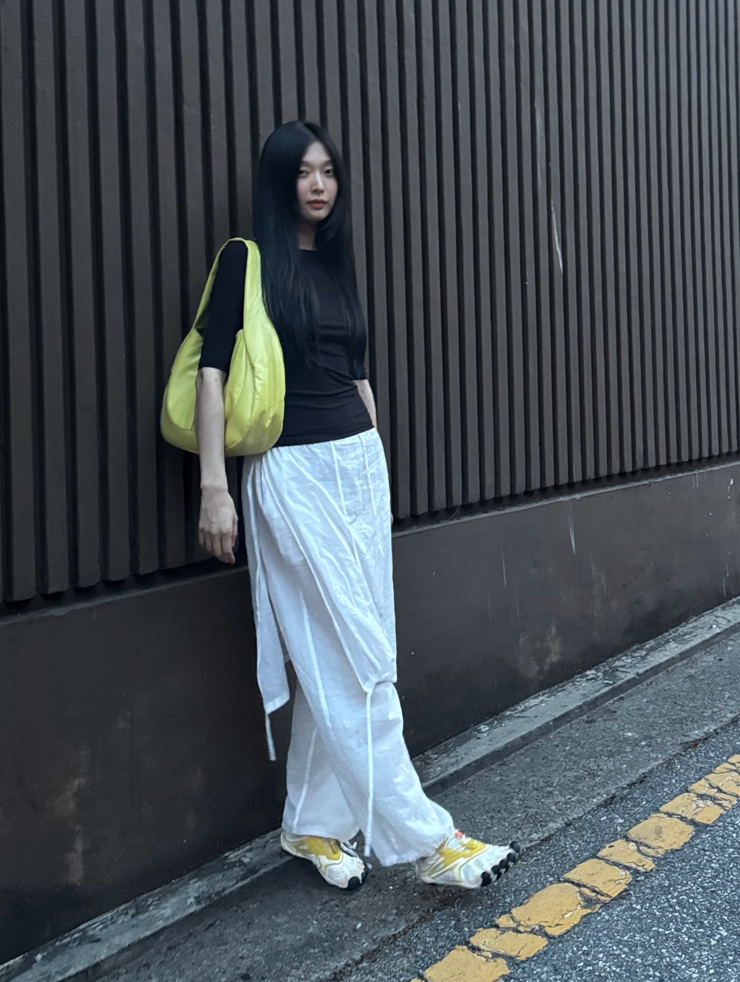 치명적인 발가락에 빠져 버렸다🦶🏻

최근 신민아, 소진, 김성희의 게시물에서 유니크한 디자인의 운동화가 눈길을 사로잡았습니다. 바로 맨발처럼 보이는 독특한 실루엣이 특징인 비브람 파이브핑거스의 아이템인데요.

튼튼한 내구성과 편안함으로 유명한 비브람 운동화는 올해 더욱 트렌디하게 떠오를 것으로 보입니다.

무더운 여름, 그녀들이 픽한 시원하고 편안한 발가락 운동화! 지금 바로 소개할게요.

1. 신민아
비브람 파이브핑거스코리아, 25SS V-SOUL (W), 14만 9천 원

2. 소진
비브람 파이브핑거스코리아, 25SS V-AQUA (W), 15만 9천 원

3. 김성희
비브람 파이브핑거스코리아, 25SS V-RUN (M), 20만 9천 원 이미지8