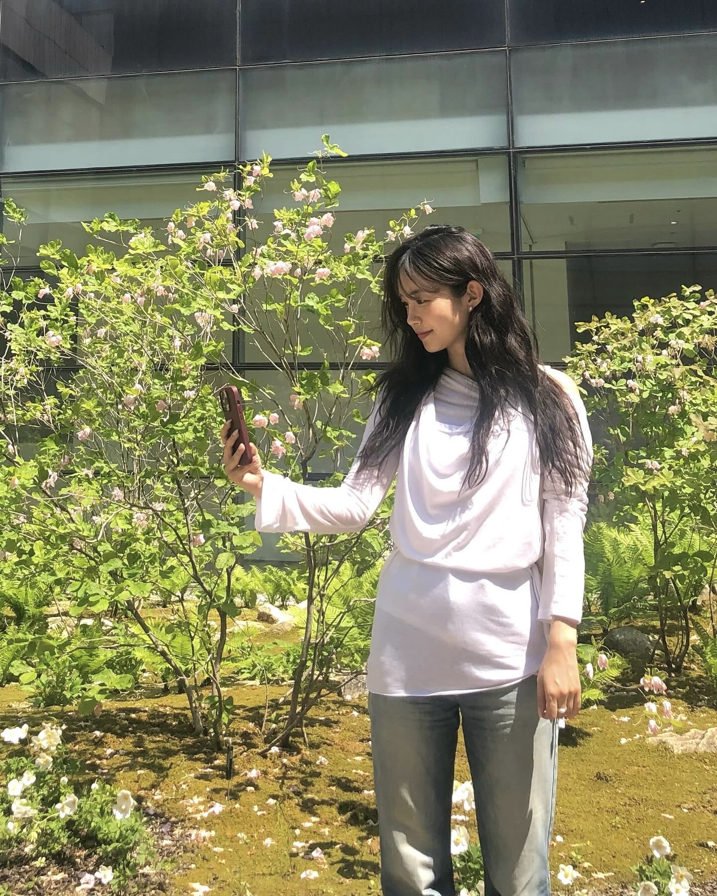 카울 디테일로 여리핏 장인 완성💞
상체 보완이 필요할 땐, 카울 디테일이 들어간 상의를 꺼내세요✨

이번 여름, 카울 디테일 아이템으로 스타일링에 도전해 보세요.

카울은 목선이나 네크라인에 자연스럽게 흐르는 주름을 만들어주는 디자인 요소입니다. 주로 얇고 부드러운 소재에 활용되어, 상체에 우아한 곡선을 만들어 줍니다.

자연스러운 드레이핑 덕분에 어깨, 쇄골, 가슴 라인을 부드럽게 감싸며 군살 커버는 물론 체형 보완까지 가능합니다.

민소매, 반팔 블라우스, 실크 탑까지 다양하게 활용되며, 청바지와 매치하면 캐주얼하게, 셋업 슬랙스와 톤온톤으로 연출하면 단정하고 세련된 무드를 완성해 줍니다.  이미지8