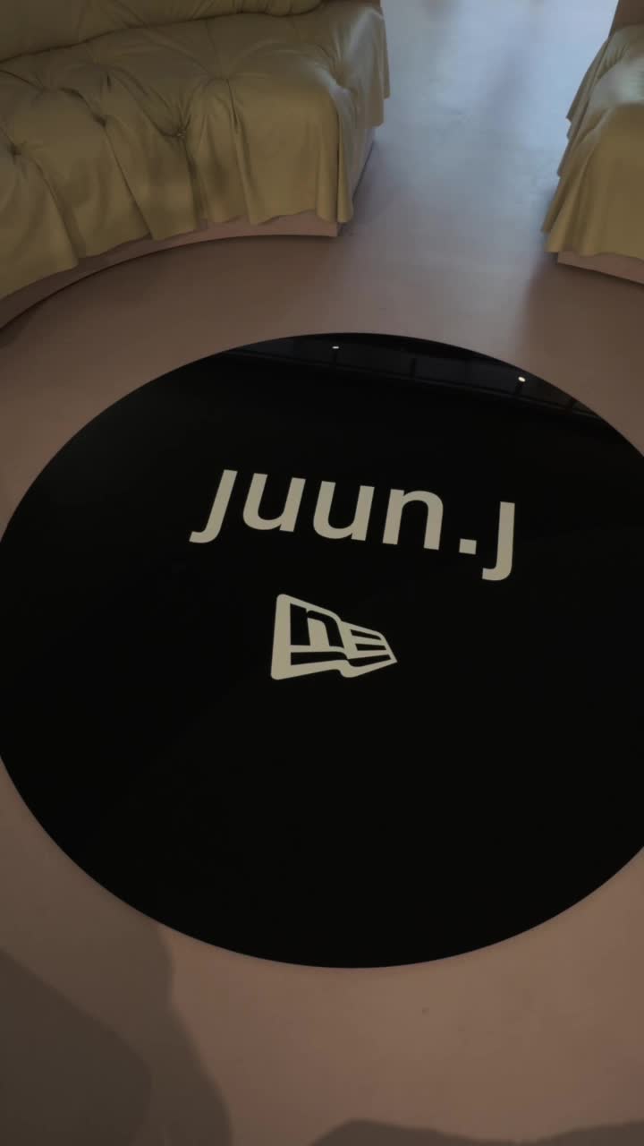 준지 x 뉴에라, 정제된 스포티즘⚫️⚾️
뉴에라의 스포티함에 준지의 미니멀리즘이 더해진 감각적 컬렉션♠️

준지와 뉴에라가 손을 잡았습니다.

준지는 클래식을 현대적으로 재해석하는 ‘Diversion of Classic’을 브랜드 정체성으로 삼는데요. 매 시즌 혁신을 거듭하며 전 세계 24개국 100여 개 매장에서 전개되고 있습니다.

이번 협업은 실루엣과 자수 디테일, 원단의 선택까지 디테일한 완성도가 포인트. 특히 볼캡 라인업은 뉴에라의 정통성과 준지의 섬세함이 돋보이는 아이템으로, 피팅감과 자수의 밀도에서 브랜드 철학을 느낄 수 있습니다.

금일 SSFSHOP 라이브를 시작으로, 한정판 제품은 도산 플래그십 스토어와 더현대서울, 롯데본점, 롯데월드타워, 신세계강남. 신세계대구, 현대판교 등 주요 오프라인 매장에서 만나볼 수 있습니다. 이미지