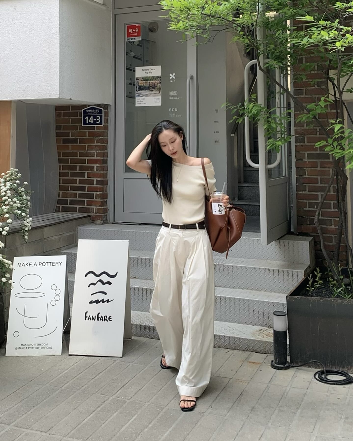 더워도 포기 못하는 여름 슬랙스👀
시원함과 활용성 모두 갖춘 셀럽 여름 슬랙스 룩을 만나보세요🍃 이미지2