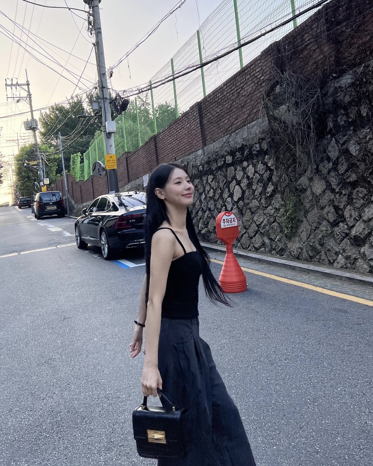 더워도 포기 못하는 여름 슬랙스👀
시원함과 활용성 모두 갖춘 셀럽 여름 슬랙스 룩을 만나보세요🍃 이미지6