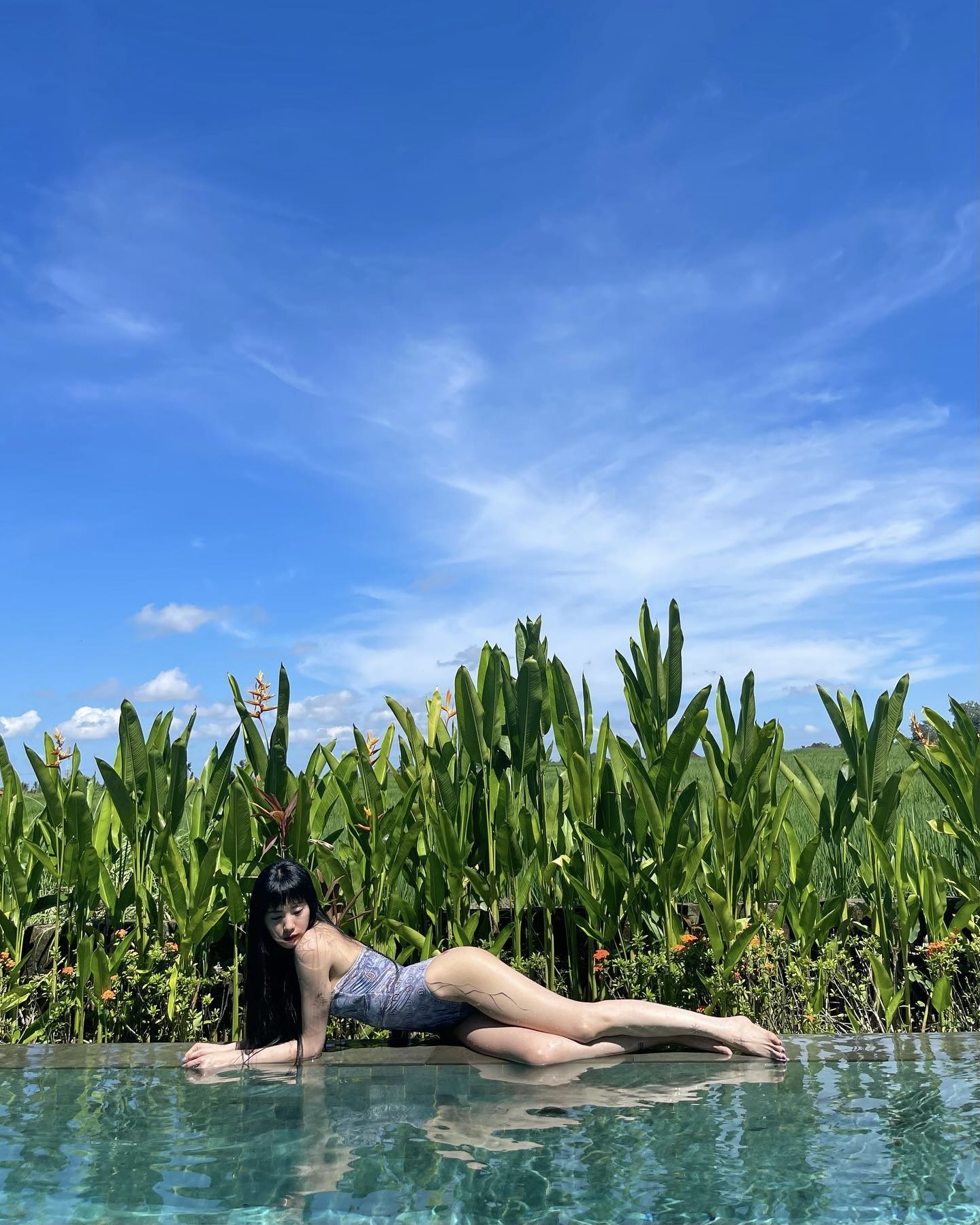 여름휴가 때, @이 포즈 도전하자🏊🏻‍♀️
수영장 셀카 잘 나오는 비밀 각도 포인트, 저장해 두세요📂 이미지