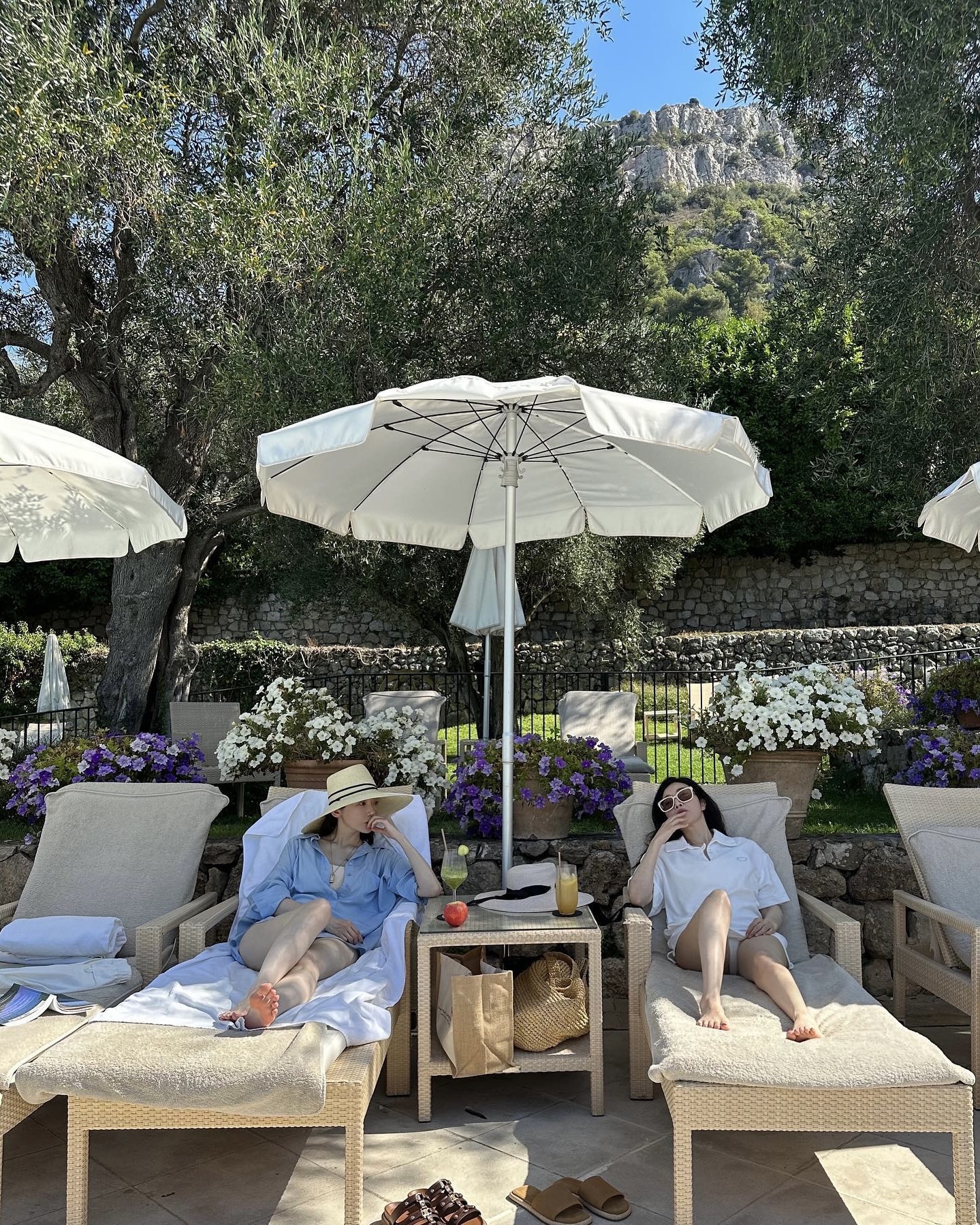 여름휴가 때, @이 포즈 도전하자🏊🏻‍♀️
수영장 셀카 잘 나오는 비밀 각도 포인트, 저장해 두세요📂 이미지