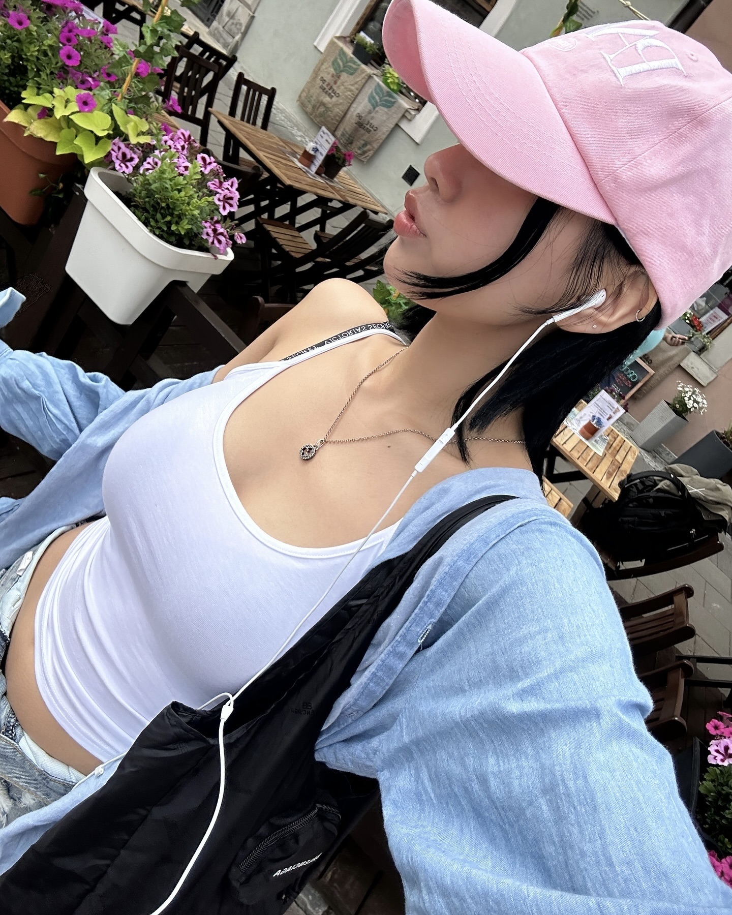 더운 여름에는 볼캡으로 꾸안꾸🧢
햇빛도 가리고, 분위기도 챙겨서 스타일링 완성하기✨ 이미지6