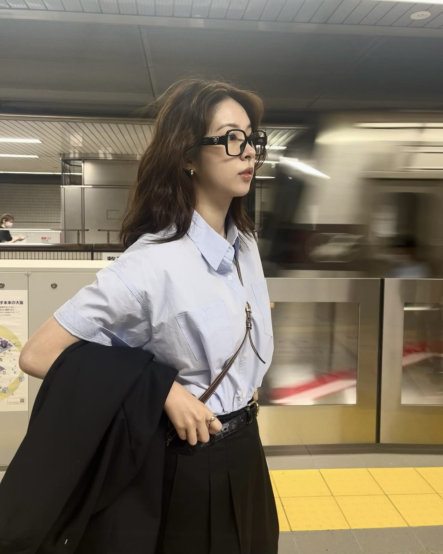 아, 이거 000이 입은 반팔 셔츠래🫢 지금 반팔 셔츠 장만해두면 올여름 코디 걱정 80% 사라져요🧚🏻 이미지
