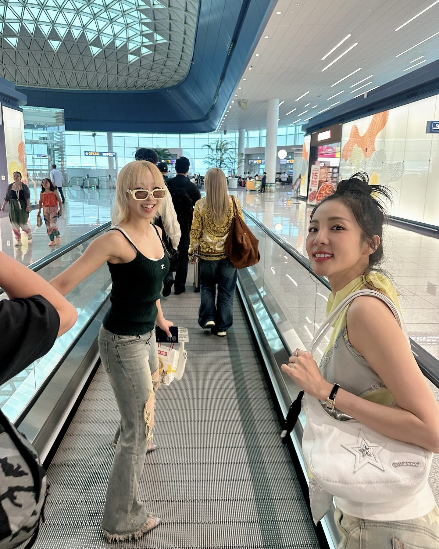 비행기 기다리며 @이렇게 찍어봐✈️
셀럽 공항샷 느낌, 이 각도로만 찍으면 인생샷 바로 건져요📸💙 이미지4