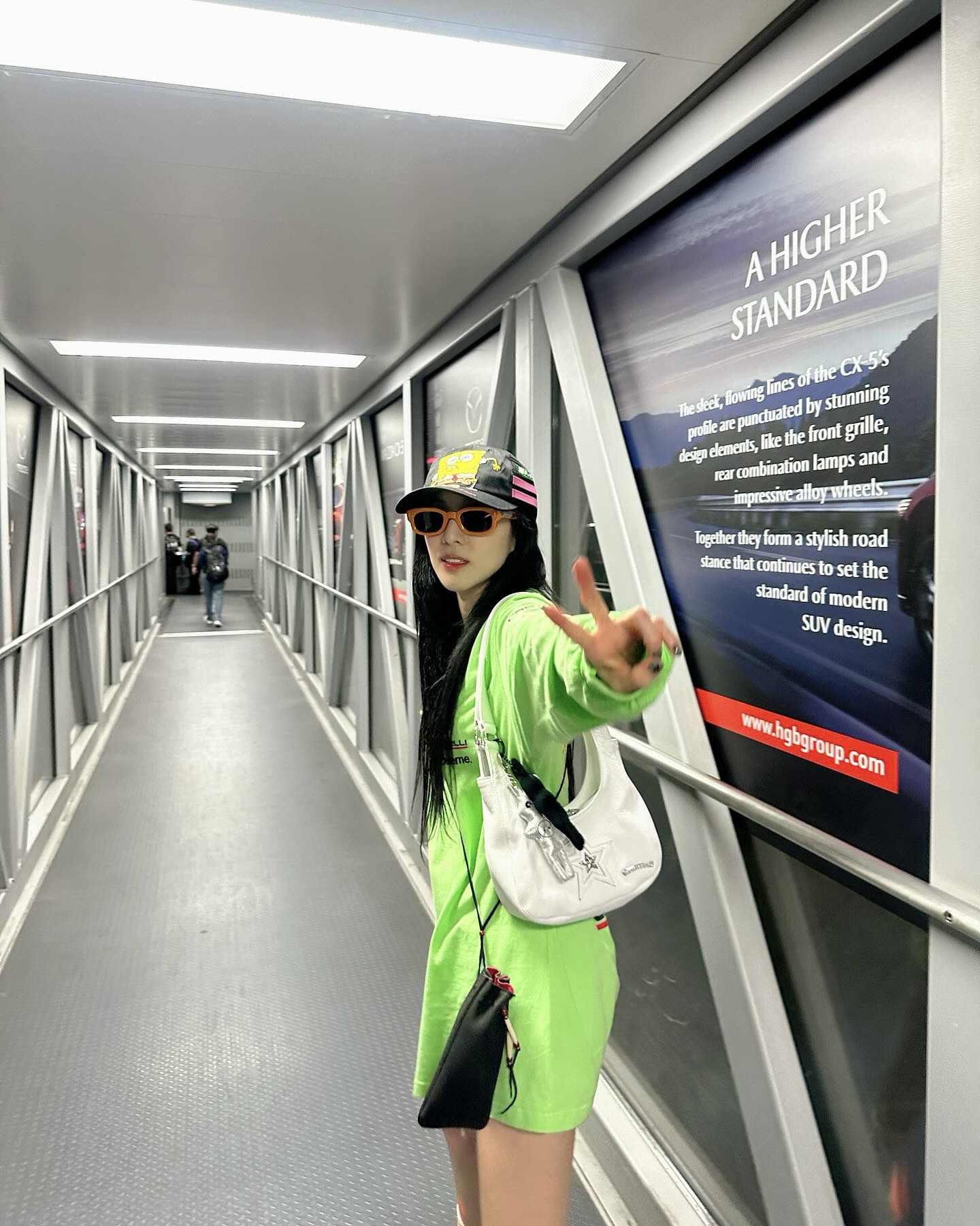 비행기 기다리며 @이렇게 찍어봐✈️
셀럽 공항샷 느낌, 이 각도로만 찍으면 인생샷 바로 건져요📸💙 이미지7