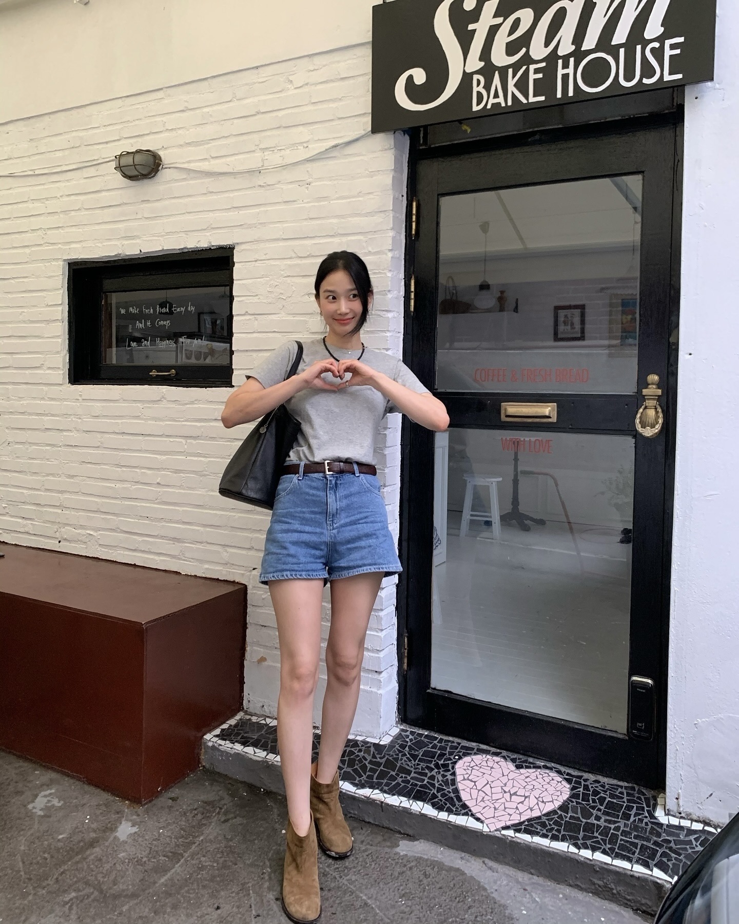무더위엔 똑똑한 선택이 필요해🫠
덥다고 아무거나 입지 말고, 이 팁 하나로 숨통 트세요🌬️💙

숨이 턱턱 막히는 더위엔, 이 팁 참고해서 옷 골라보세요.

1. 폴리와 레이온 또는 텐셀 혼방 소재
여름 슬랙스를 찾고 있다면, 부드러운 감촉과 통기성이 뛰어난 폴리와 레이온 또는 텐셀 혼방 제품을 추천드립니다. 특히 폴리 50%이상에 레이온 또는 텐셀이 혼방된 쿨맥스 슬랙스도 편안하고 시원하게 착용하실 수 있습니다.

2. 면과 모달 혼방소재
여름 교복템인 반팔티를 고를 땐 면의 수를 확인해야합니다. 일반적으로 10~20수는 두꺼운 편이고, 30~60수는 얇은 편입니다. 여기에 모달 30%이상 들어간 제품은 시원한 촉감이 있어 쾌적하게 착용하실 수 있습니다.

3.리넨 혼방 소재
여름에도 셔츠를 즐겨 입는다면, 리넨 70%이상의 코튼, 레이온, 폴리 등이 혼방된 통기성 뛰어나고 관리가 편한 소재를 추천드립니다. 또는 피부에 덜 달라붙는 시어서커 셔츠도 좋은 선택입니다. 이미지6
