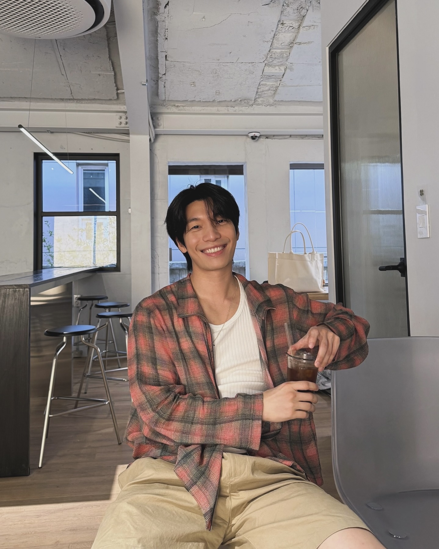 여름을 즐기는 위하준의 스타일
주말 카페 데이트에 어울리는 캐주얼룩 필수템 3가지 정보👔

배우 위하준이 착용한 3가지 아이템을 통해 여름 캐주얼룩의 정석을 살펴보겠습니다.

1. 나니머스에이에이 아이코닉 피치드 캡 - 카멜
배우 강동원의 패션 철학에서 탄생한 나니머스에이에이의 볼캡입니다. 앞면의 로고와 뒷면의 'A' 자수 디테일이 특징이며, 어떤 방향으로 착용해도 세련된 포인트가 되어 줍니다.

2. 오니츠카타이거 어드벤티 빈티지 - 화이트 블랙
화이트 컬러 베이스에 블랙 컬러 스트라이프를 더한 대비감 있는 디자인으로, 클래식한 실루엣 덕분에 어느 코디에서든 균형 잡힌 스타일링을 완성해 줍니다.

3. 아워레가시 보로우드 셔츠 - 럼버체크⁠
빈티지한 컬러의 체크 패턴이 특징인 셔츠입니다. 개성 있는 텍스처의 원단은 여름에도 쾌적한 착용감을 제공하며, 오픈 스타일이나 레이어드하기에도 용이합니다. 이미지8
