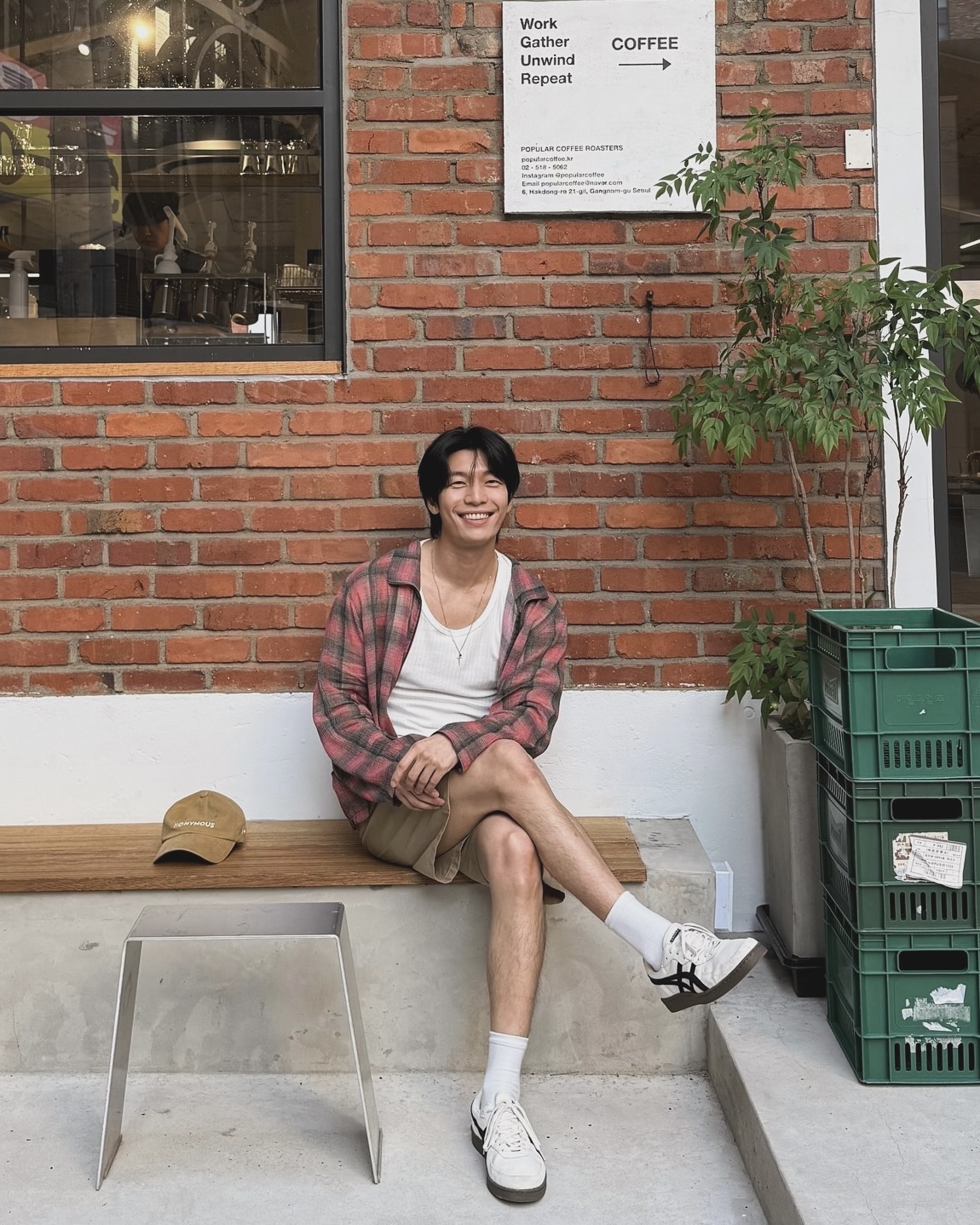 여름을 즐기는 위하준의 스타일
주말 카페 데이트에 어울리는 캐주얼룩 필수템 3가지 정보👔

배우 위하준이 착용한 3가지 아이템을 통해 여름 캐주얼룩의 정석을 살펴보겠습니다.

1. 나니머스에이에이 아이코닉 피치드 캡 - 카멜
배우 강동원의 패션 철학에서 탄생한 나니머스에이에이의 볼캡입니다. 앞면의 로고와 뒷면의 'A' 자수 디테일이 특징이며, 어떤 방향으로 착용해도 세련된 포인트가 되어 줍니다.

2. 오니츠카타이거 어드벤티 빈티지 - 화이트 블랙
화이트 컬러 베이스에 블랙 컬러 스트라이프를 더한 대비감 있는 디자인으로, 클래식한 실루엣 덕분에 어느 코디에서든 균형 잡힌 스타일링을 완성해 줍니다.

3. 아워레가시 보로우드 셔츠 - 럼버체크⁠
빈티지한 컬러의 체크 패턴이 특징인 셔츠입니다. 개성 있는 텍스처의 원단은 여름에도 쾌적한 착용감을 제공하며, 오픈 스타일이나 레이어드하기에도 용이합니다. 이미지5